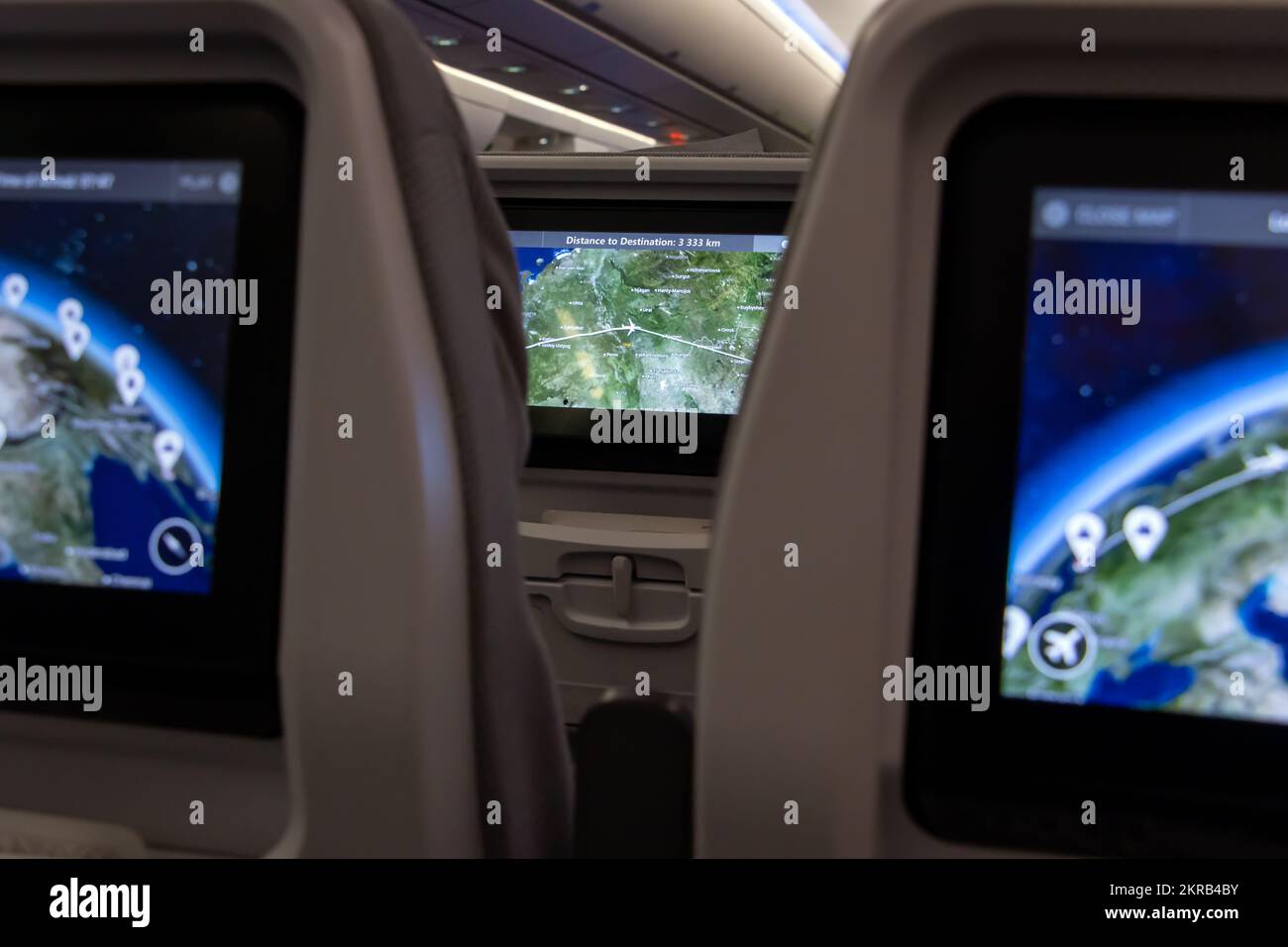 Eine Ansicht des Monitors, die den Fahrweg durch die Lücke zwischen den Sitzen zeigt Stockfoto