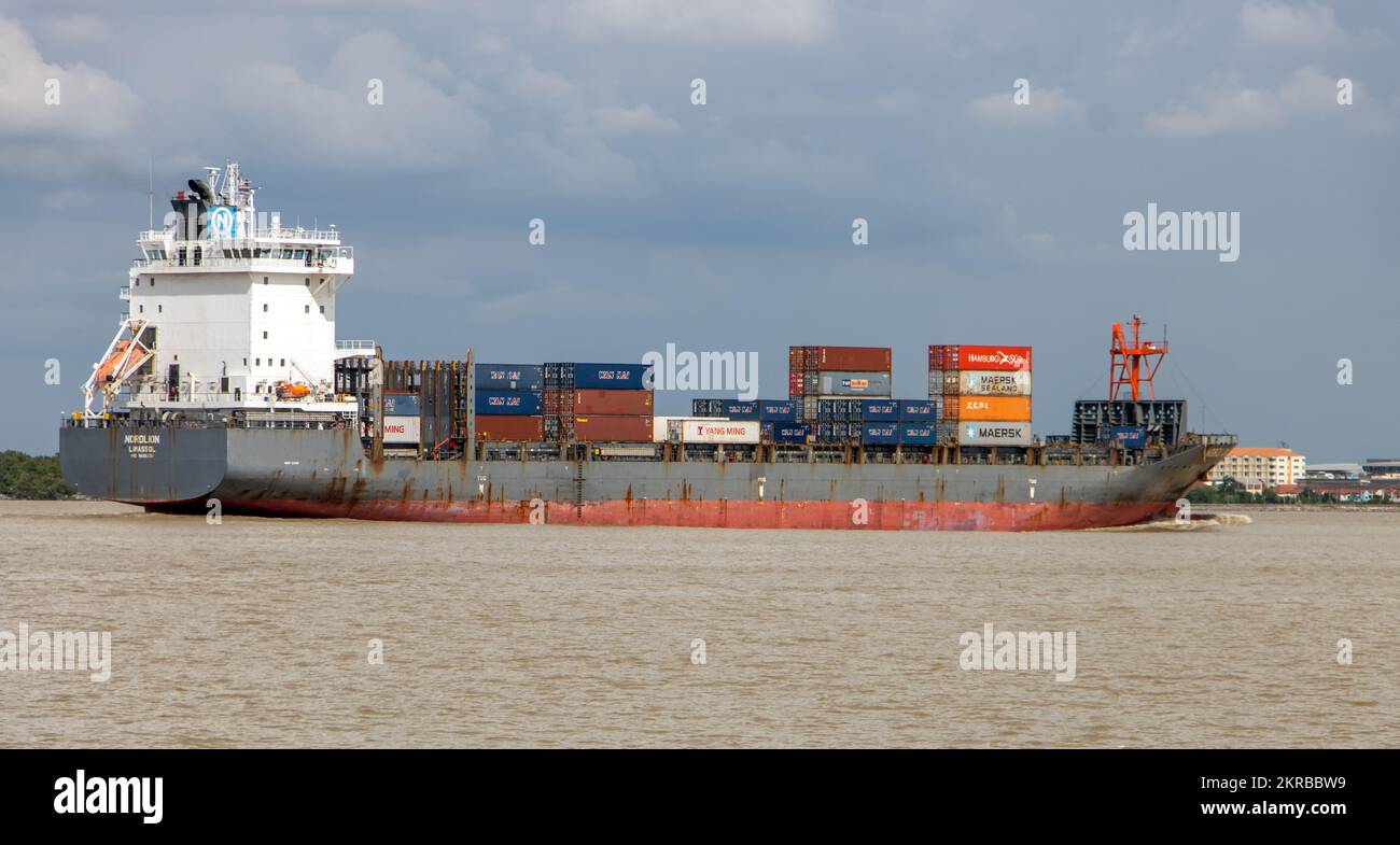 SAMUT PRAKAN, THAILAND, OCT 07 2022, das Schiff Typ Container Ship NORDLION, das mit Containern beladen ist, segelt vom Chao Phraya River Stockfoto