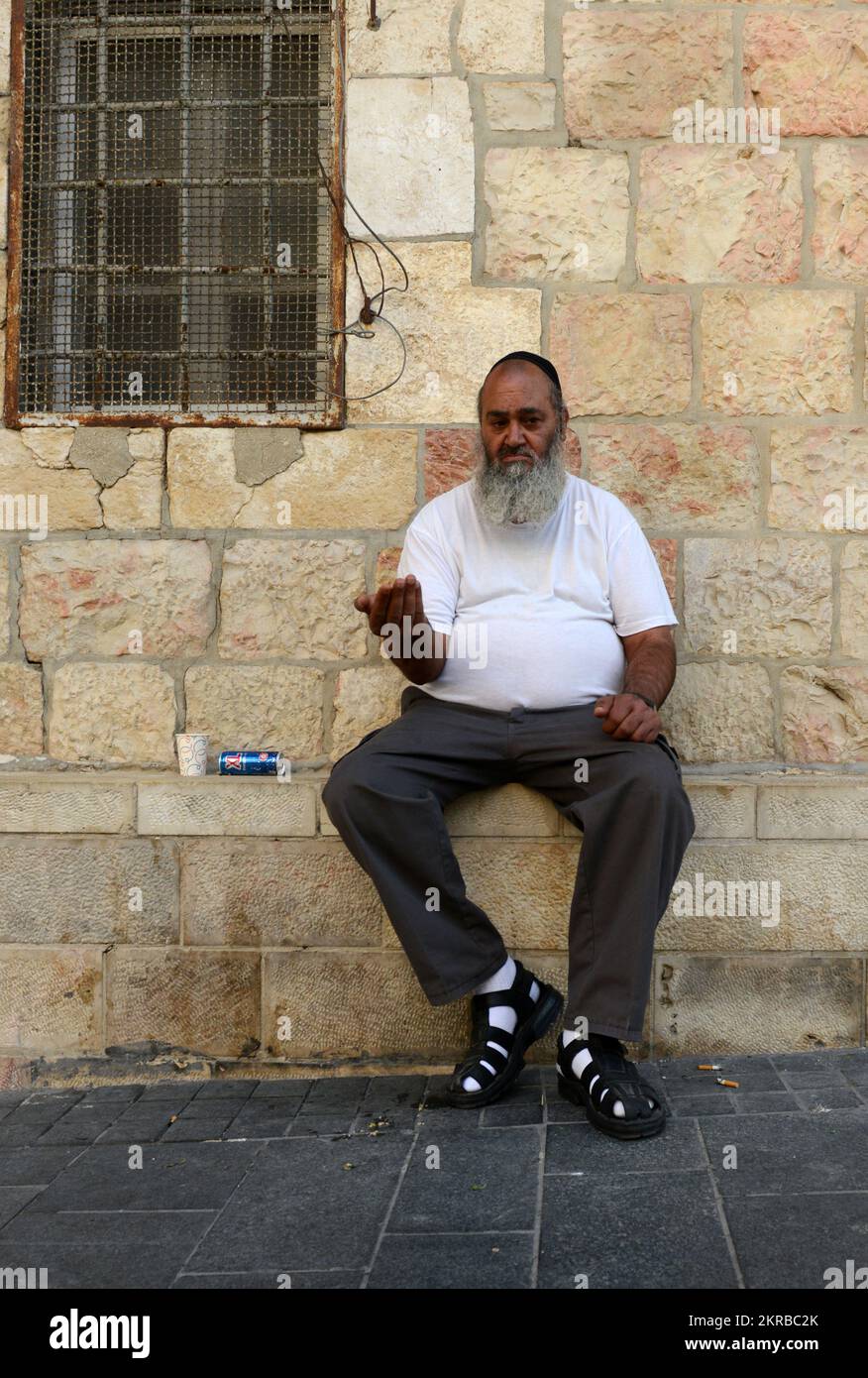 Ein Mann bettelt um Geld in der Jaffa Street in Jerusalem, Israel. Stockfoto