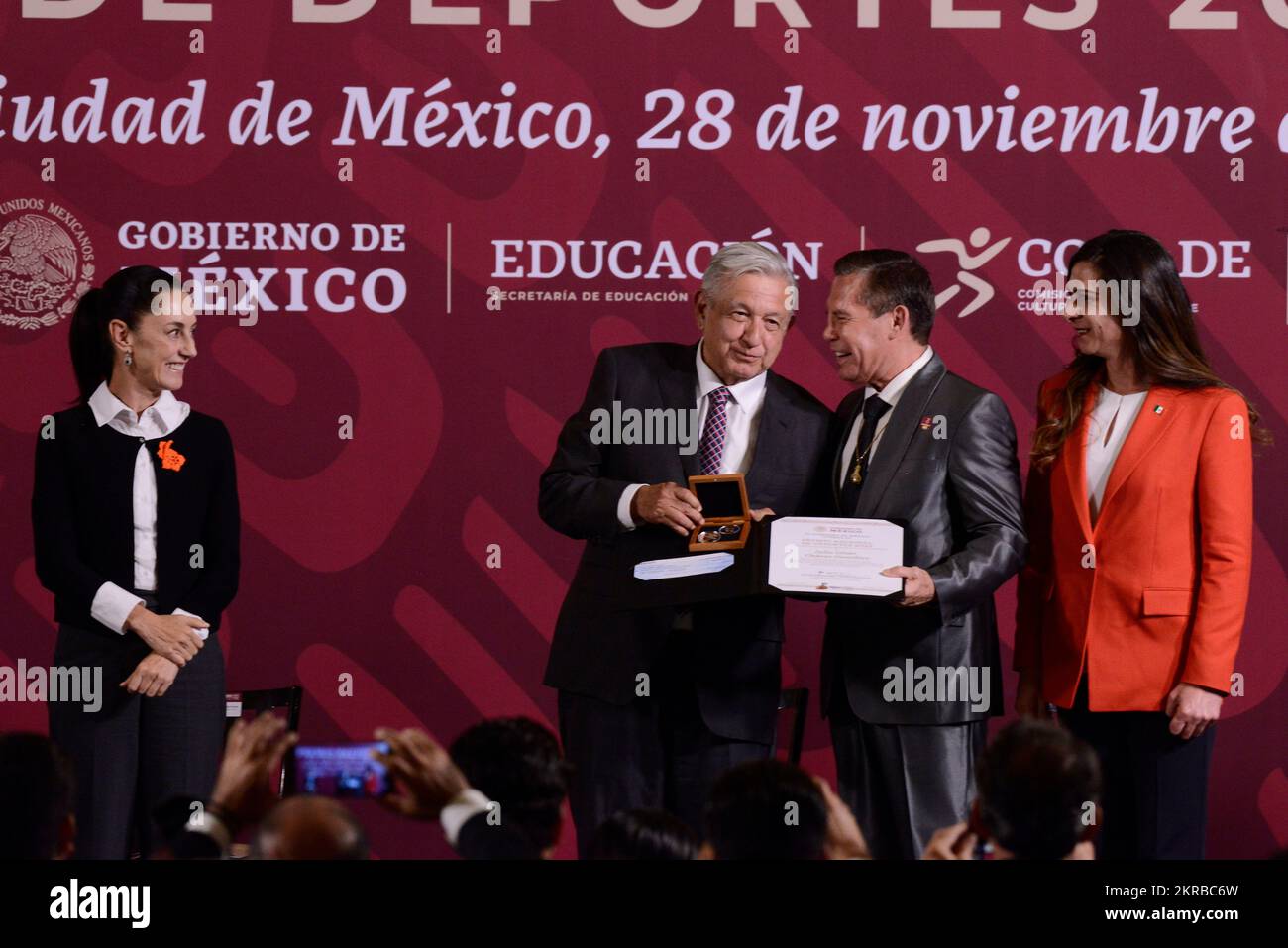 Mexiko-Stadt, Mexiko. 28.. November 2022. 28. November 2022, Mexiko-Stadt, Mexiko: Ehemaliger Boxmeister Julio Cesar Chavez erhält den nationalen Sportpreis von Mexikos Präsident Andres Manuel Lopez Obrador, Mexiko-Stadt-Regierungschef Claudia Sheinbaum Pardo, Generaldirektorin der Nationalen Kommission für körperliche Kultur und Sport (CONADE), Ana Gabriela Guevara während der Zeremonie der National Sports Awards im National Palace am 28. November 2022 in Mexico City, Mexiko. (Foto: Carlos Tischler/ Kredit: Eyepix Group/Alamy Live News Stockfoto