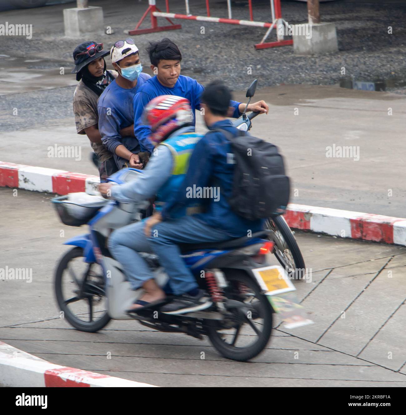 SAMUT PRAKAN, THAILAND, 26 2022. September, Motorradverkehr in der Nachmittagsstadt Stockfoto