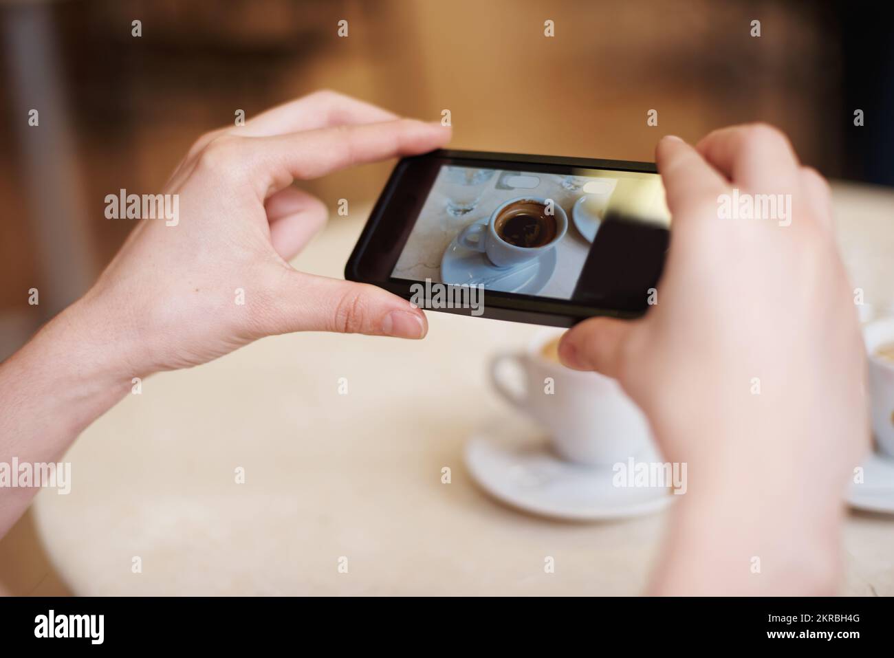 Das kommt an meine Wand... eine Person, die ein Foto ihres Espressos macht. Stockfoto