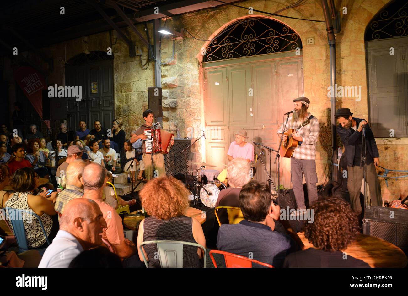 Musiker treten live auf einer kulturellen Veranstaltung in der New Gate Street in der Altstadt von Jerusalem in Israel auf. Stockfoto