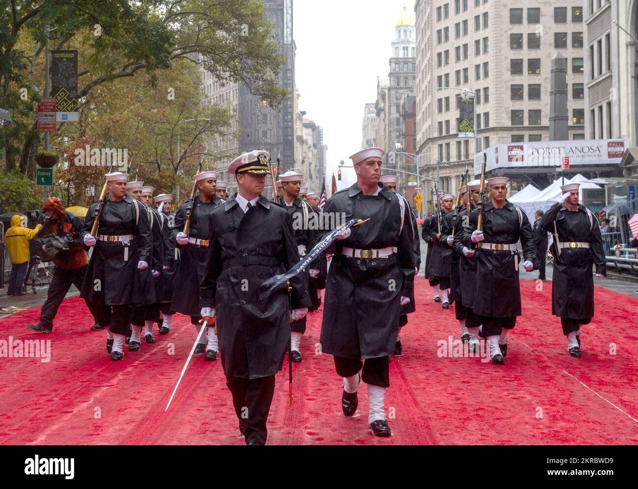 NEW YORK (11. November 2022) die USA Die Navy Ceremonial Guard marschiert bei der New York City Veterans Day Parade. Diese Woche in den USA Coast Guard Cutter Lawrence O. Lawson (WPC-1120) und USS Arlington (LPD-24), ein Amphibienschiff der San Antonio-Klasse, besuchen New York zur Veterans Week. Matrosen, Marines und Küstenwachmänner nehmen an verschiedenen Veranstaltungen in und um die Stadt Teil, um den Dienst und die Opfer der Veteranen der Nation zu ehren. Zu den Veranstaltungen gehört die jährliche NYC Veterans Day Parade, eine Zeremonie zum Kranzlegen, die am Spiel „New York Giants Salute to Service“ teilnimmt Stockfoto