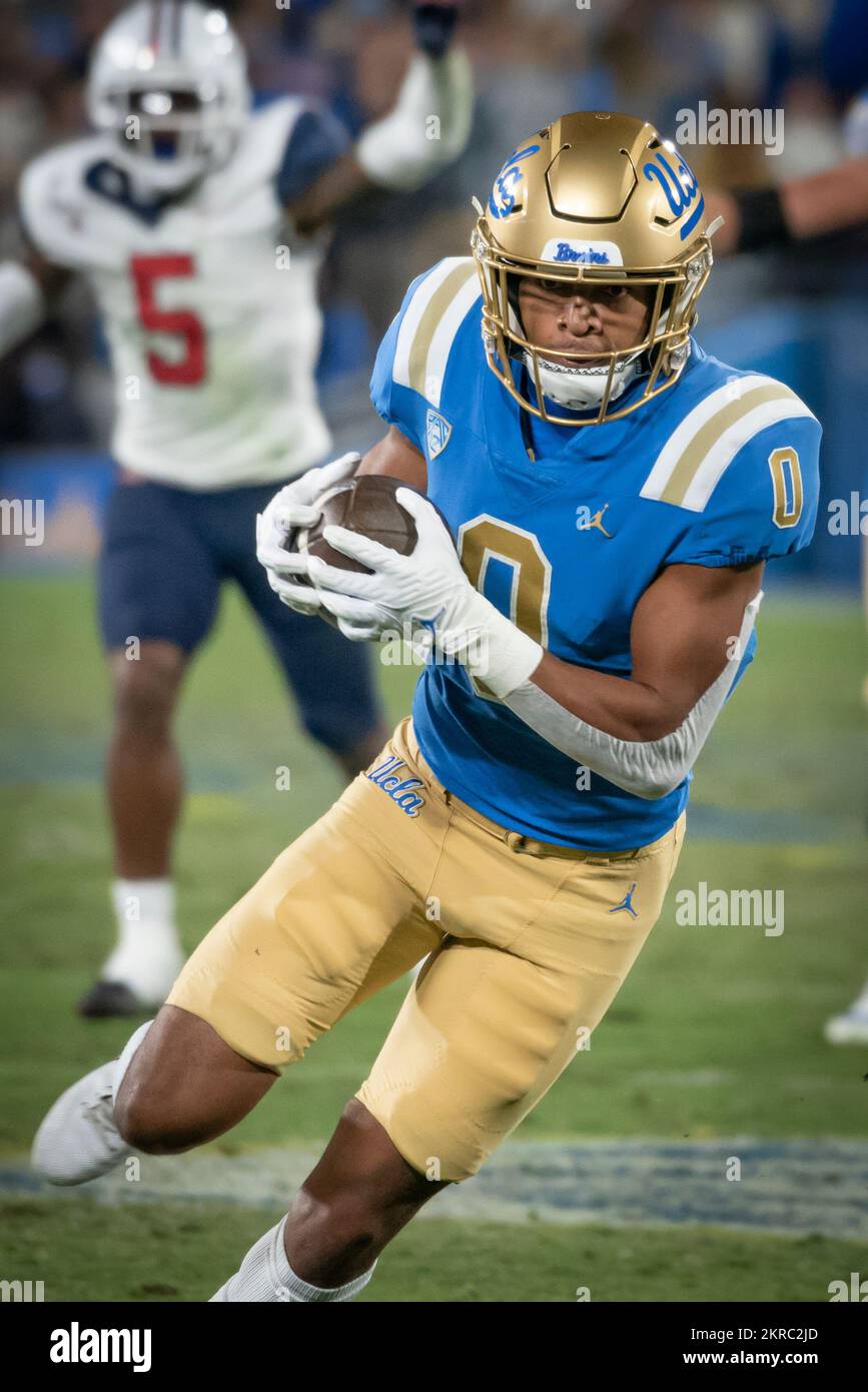 UCLA Bruins Wide Receiver kam Brown (0) leitet den Ball während eines NCAA College Football Spiels gegen die Arizona Wildcats. Die Wildcats besiegten die Bruins 34-28 am Samstag, den 12. November 2022, in Pasadena, Kalifornien (Ed Ruvalcaba/Image of Sport) Stockfoto