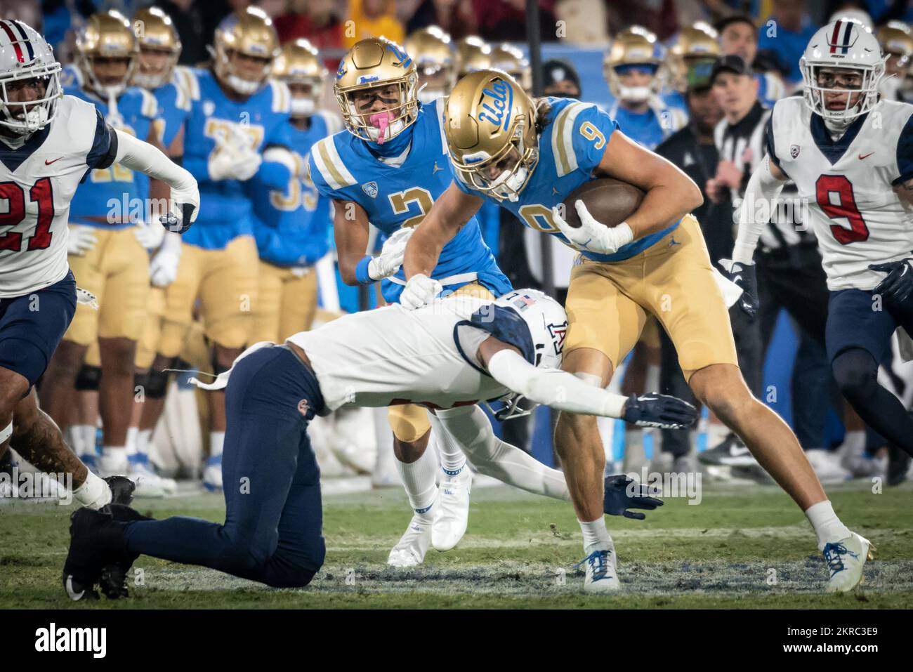 Der UCLA Bruins Quarterback Parker McQuarrie (9) leitet den Ball während eines NCAA College Football Spiels gegen die Arizona Wildcats. Die Wildcats besiegten die Bruins 34-28 am Samstag, den 12. November 2022, in Pasadena, Kalifornien (Ed Ruvalcaba/Image of Sport) Stockfoto