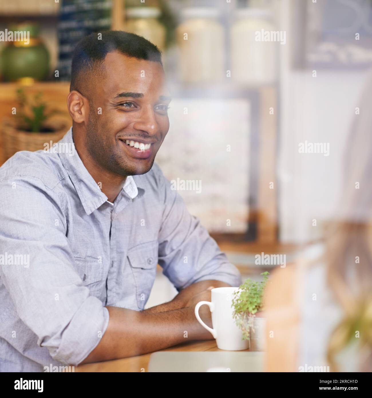 Ich bin so froh, dass wir uns treffen konnten. Ein junger Mann, der mit seiner Freundin Kaffee trinkt. Stockfoto