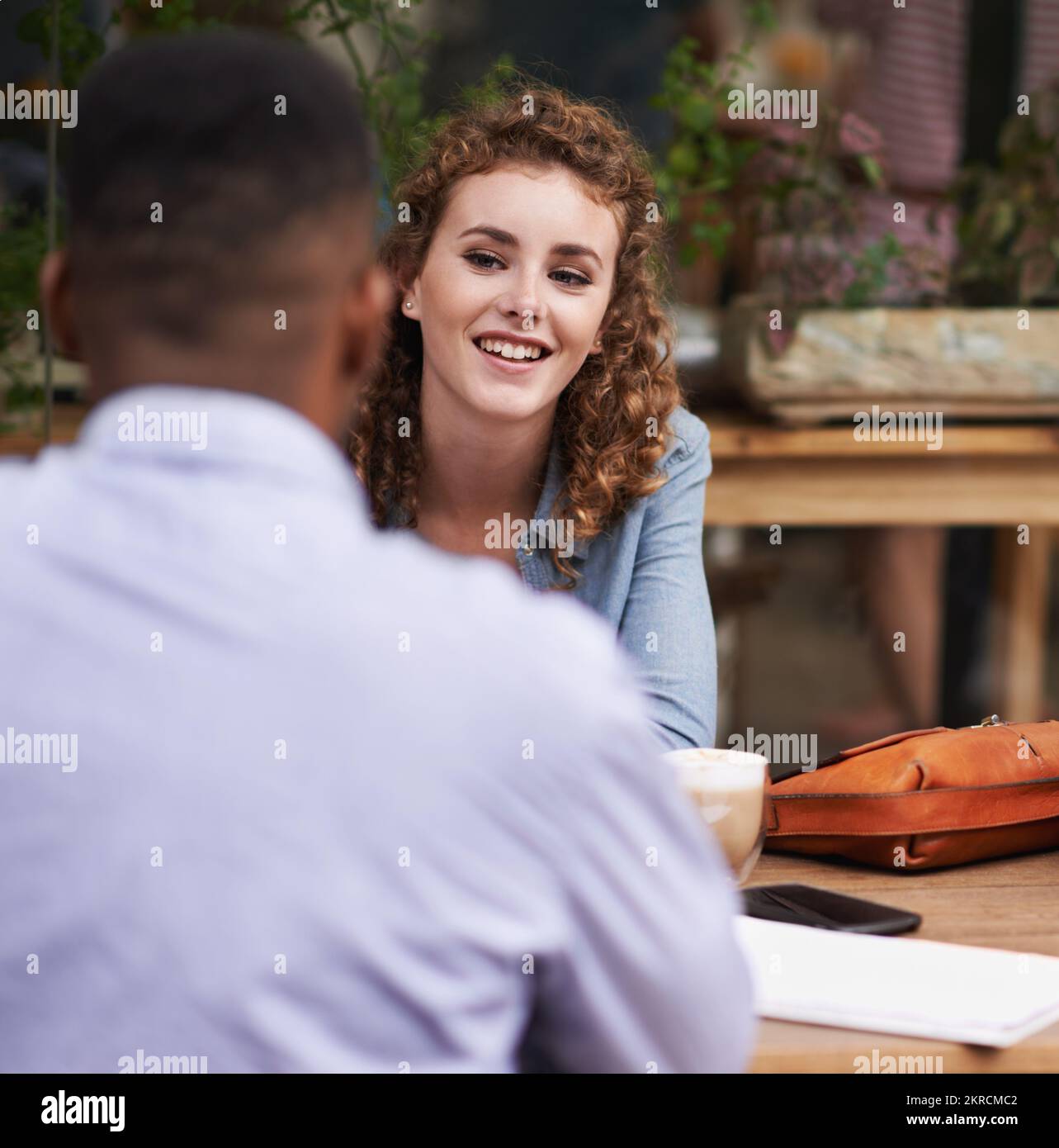 Wir haben uns unterhalten, während wir rumhängen. Freunde, die sich unterhalten, während sie draußen in einem Restaurant sitzen. Stockfoto