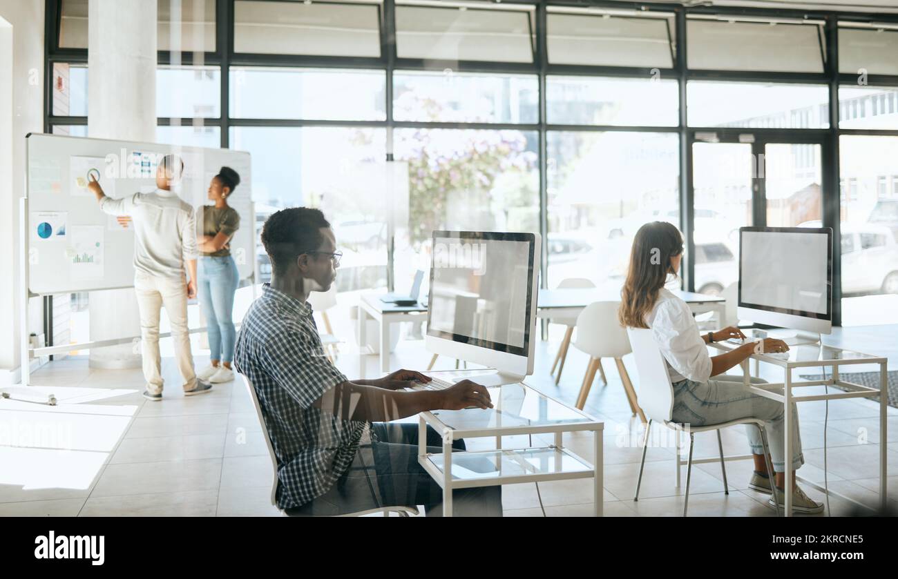 Geschäftsleute, Diversität oder Computer in modernen Büros, Digital-Marketing-Unternehmen oder Werbe-Startup im Webdesign. Kreativer Designer, Männer oder Stockfoto