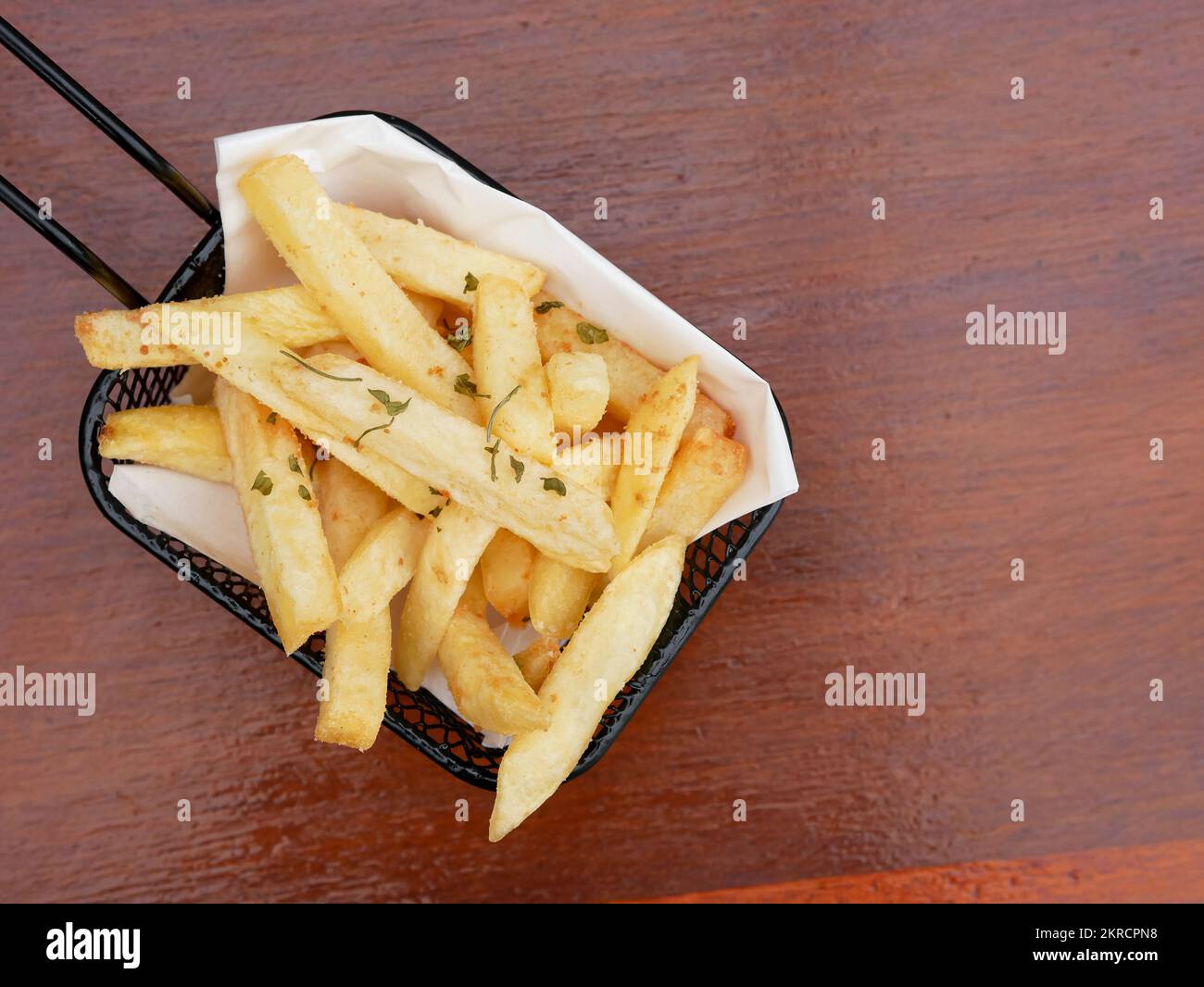 Pommes Frites mit Pfeffer in der Airfryer. Gesundes Fett weniger Essen Stockfoto