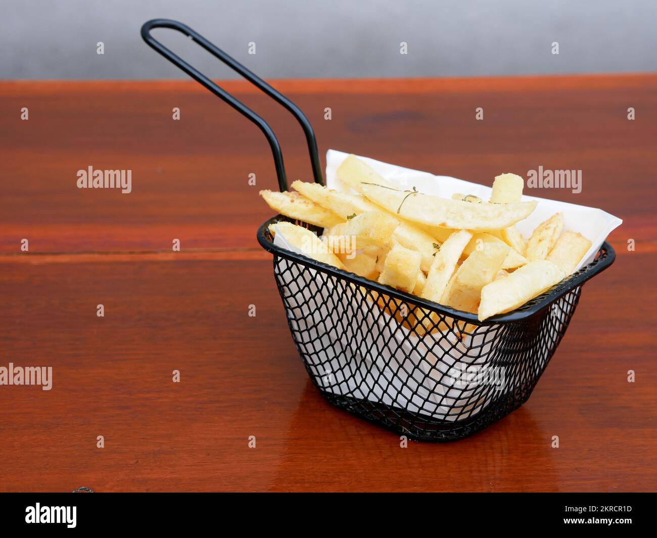 Pommes Frites mit Pfeffer in der Airfryer. Gesundes Fett weniger Essen Stockfoto