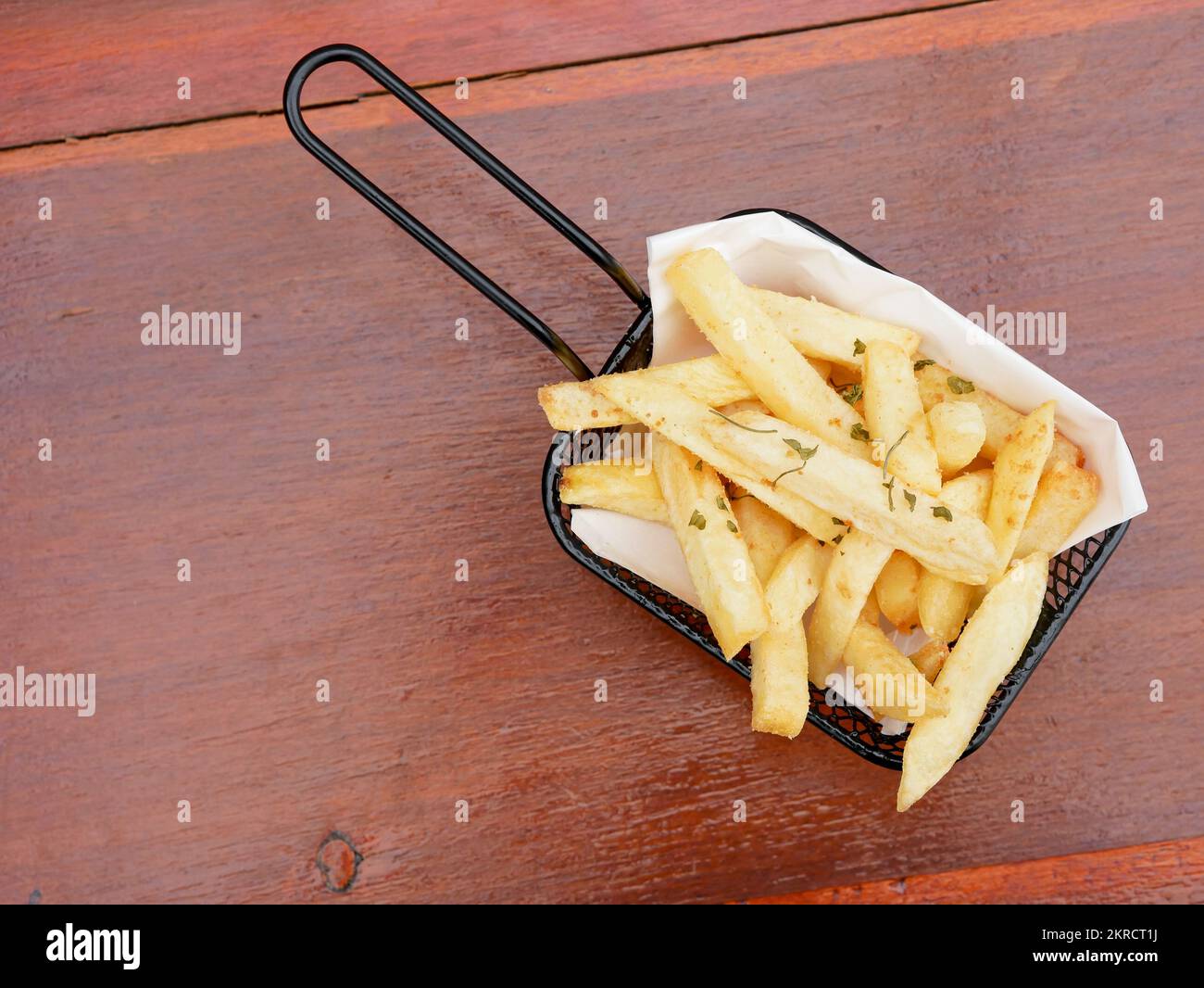 Pommes Frites mit Pfeffer in der Airfryer. Gesundes Fett weniger Essen Stockfoto