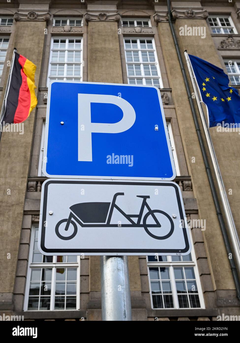 Berlin, Deutschland. 28.. November 2022. Die Fahrradparkplätze am Rathaus von Schöneberg sind mit einem Verkehrsschild für das Parken von Frachträdern gekennzeichnet. Abschließbare Fahrradparkplätze sind ebenfalls in der Nähe vorhanden. Kredit: Jens Kalaene/dpa/Alamy Live News Stockfoto