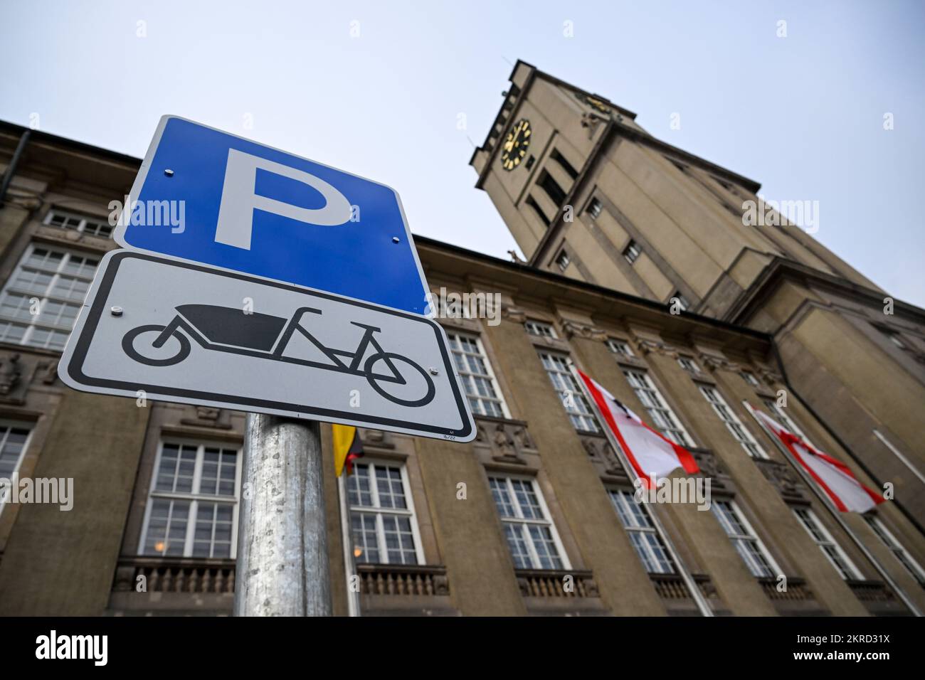Berlin, Deutschland. 28.. November 2022. Die Fahrradparkplätze am Rathaus von Schöneberg sind mit einem Verkehrsschild für das Parken von Frachträdern gekennzeichnet. Abschließbare Fahrradparkplätze sind ebenfalls in der Nähe vorhanden. Kredit: Jens Kalaene/dpa/Alamy Live News Stockfoto