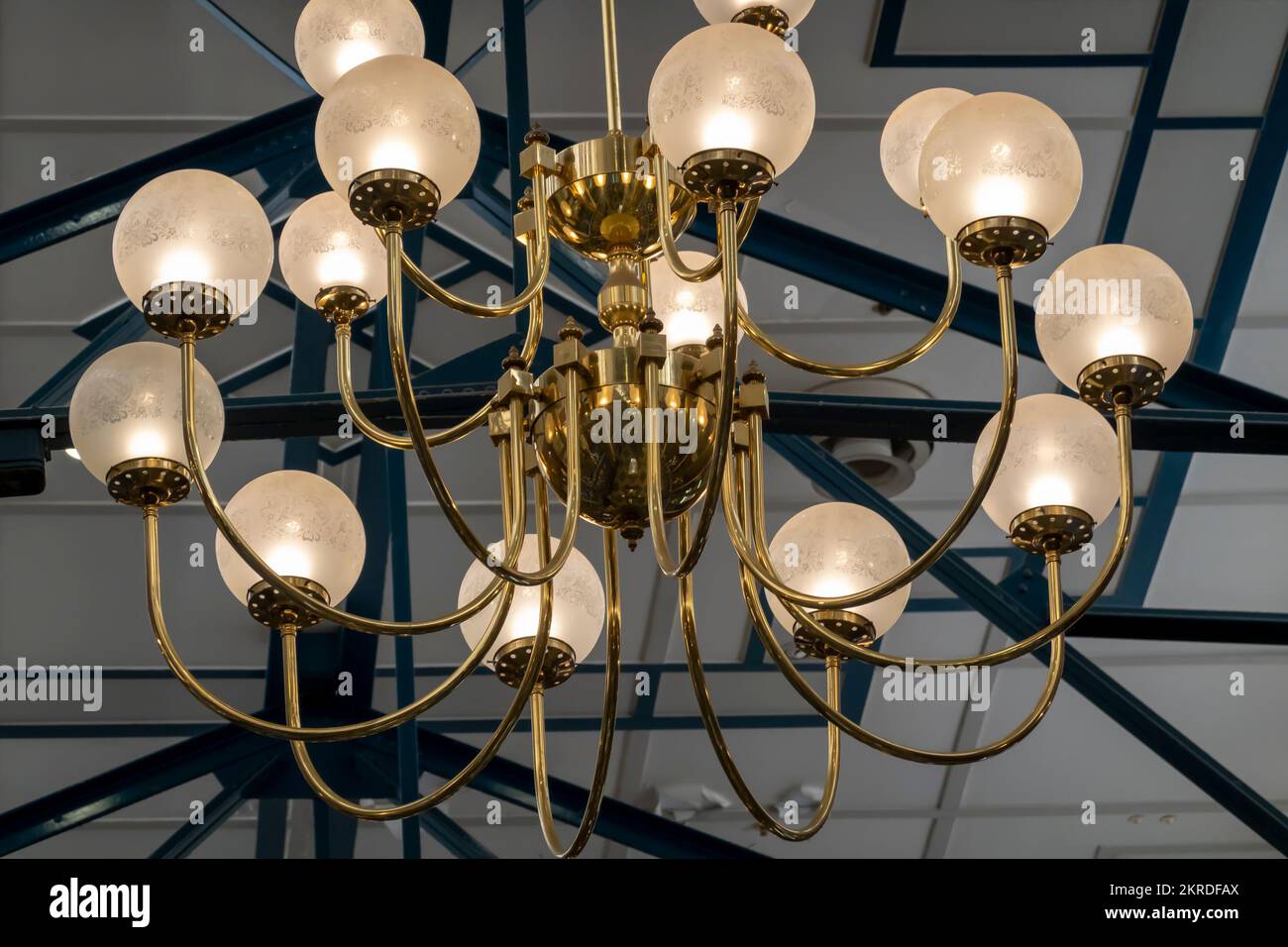 Ein kunstvolles Kronleuchterlicht in einem Café im Freien einer australischen Stadt Stockfoto