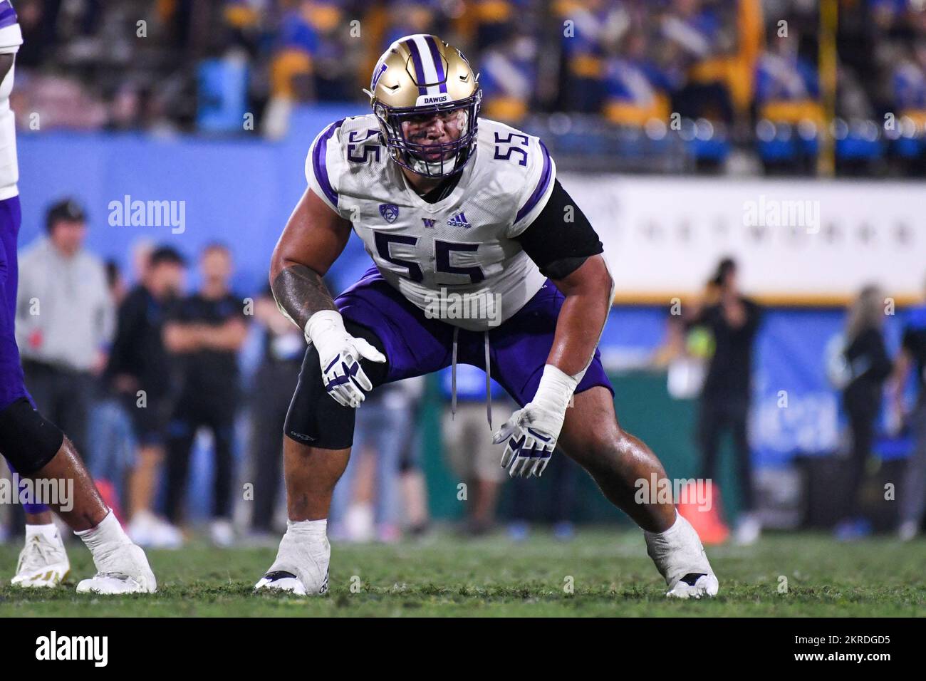 Washington Huskies Offensive Lineman Troy Fautanu (55) während eines NCAA-Fußballspiels gegen die UCLA Bruins, Freitag, 30. September 2022, in Pasadena, Kalif Stockfoto