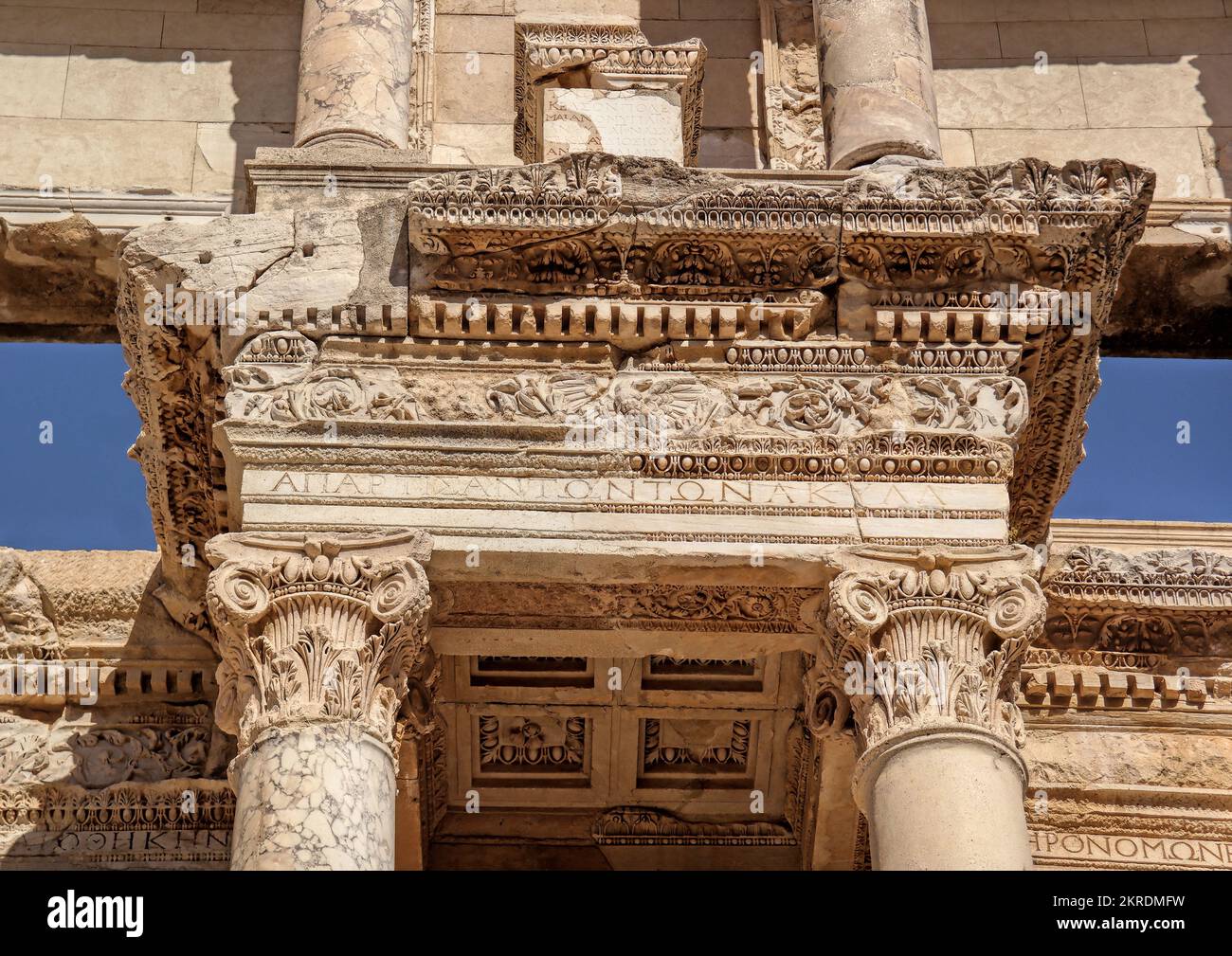 Izmir, Selcuk, Türkei, Mai. 2018 Uhr: Details der Fassade der Celsus-Bibliothek in der antiken Stadt Ephesus (Efes) Ephesus ist ein UNESCO-Weltkulturerbe Stockfoto