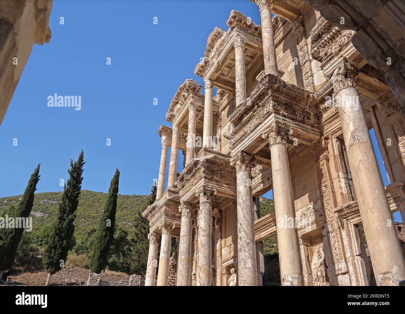 Izmir, Selcuk, Türkei, Mai. 2018 Uhr: Fassade der Celsus-Bibliothek in der antiken Stadt Ephesus (Efes) Ephesus ist ein UNESCO-Weltkulturerbe Stockfoto