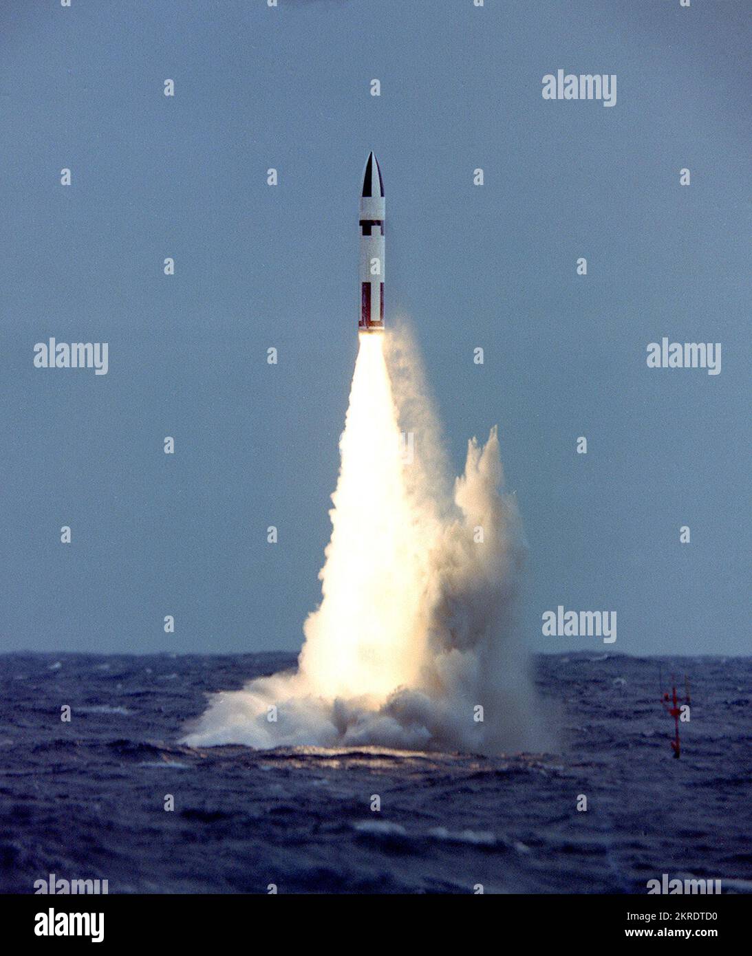 ATLANTIK (25. Mai 1964) – die erste unbewaffnete Polaris-A3-Rakete startet erfolgreich vom U-Boot USS Daniel Webster (SSBN 626) vor der Küste von Cape Kennedy, Florida. Zwei Raketen wurden während dieser Übung erfolgreich von der SSBN 626 abgefeuert. Heute wird die strategische Abschreckungsmission auf See fortgesetzt. Die derzeitige Generation ballistischer U-Boot-Raketen, die Trident II D5/D5LE, zusammen mit den ballistischen Interkontinentalraketen und nuklearfähigen Bombern schafft die strategische nukleare Abschreckungsfähigkeit des Landes. Die Triade der Funktionen – SLB Stockfoto