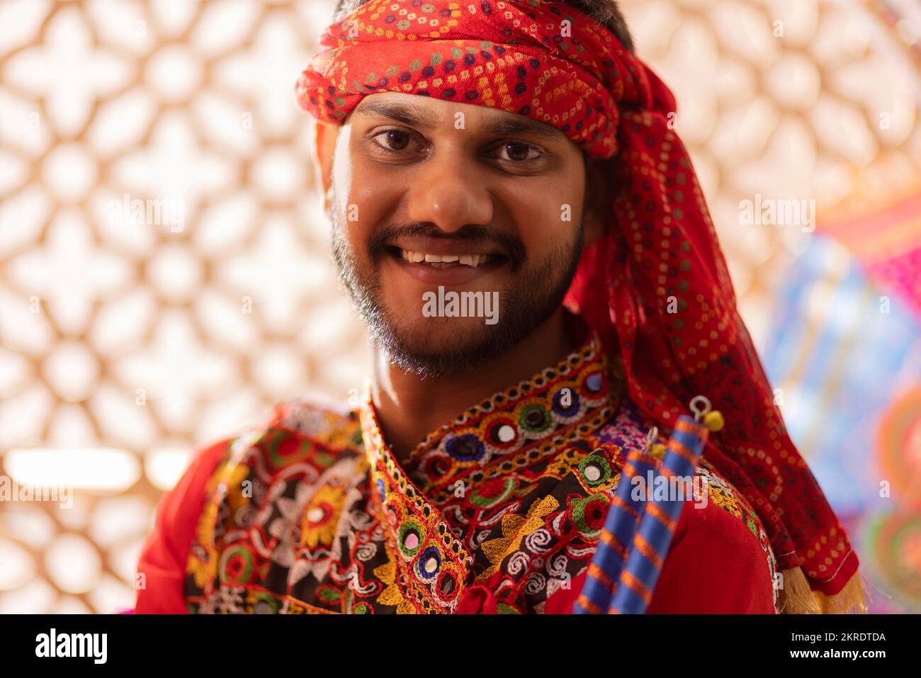 Nahaufnahme des Gujarati-Mannes mit traditionellem Outfit Stockfoto