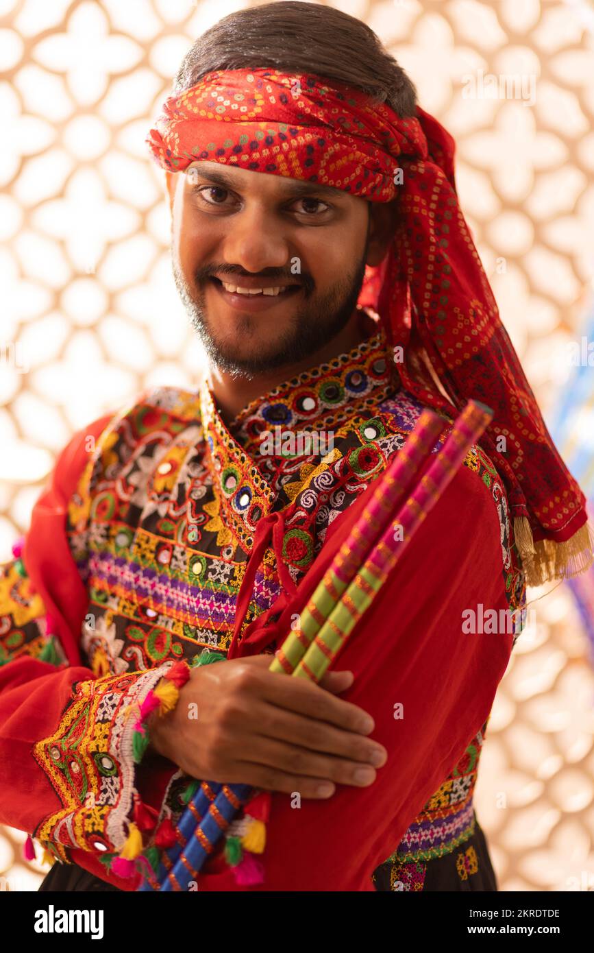Nahaufnahme des Gujarati-Mannes mit traditionellem Outfit Stockfoto