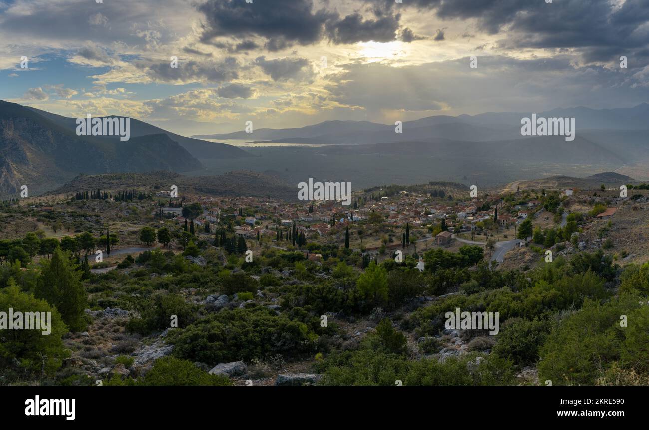 Blick auf das Dorf Chrisso und den Golf von Crissaean in Zentralgriechenland nach einem abendlichen Gewitter Stockfoto