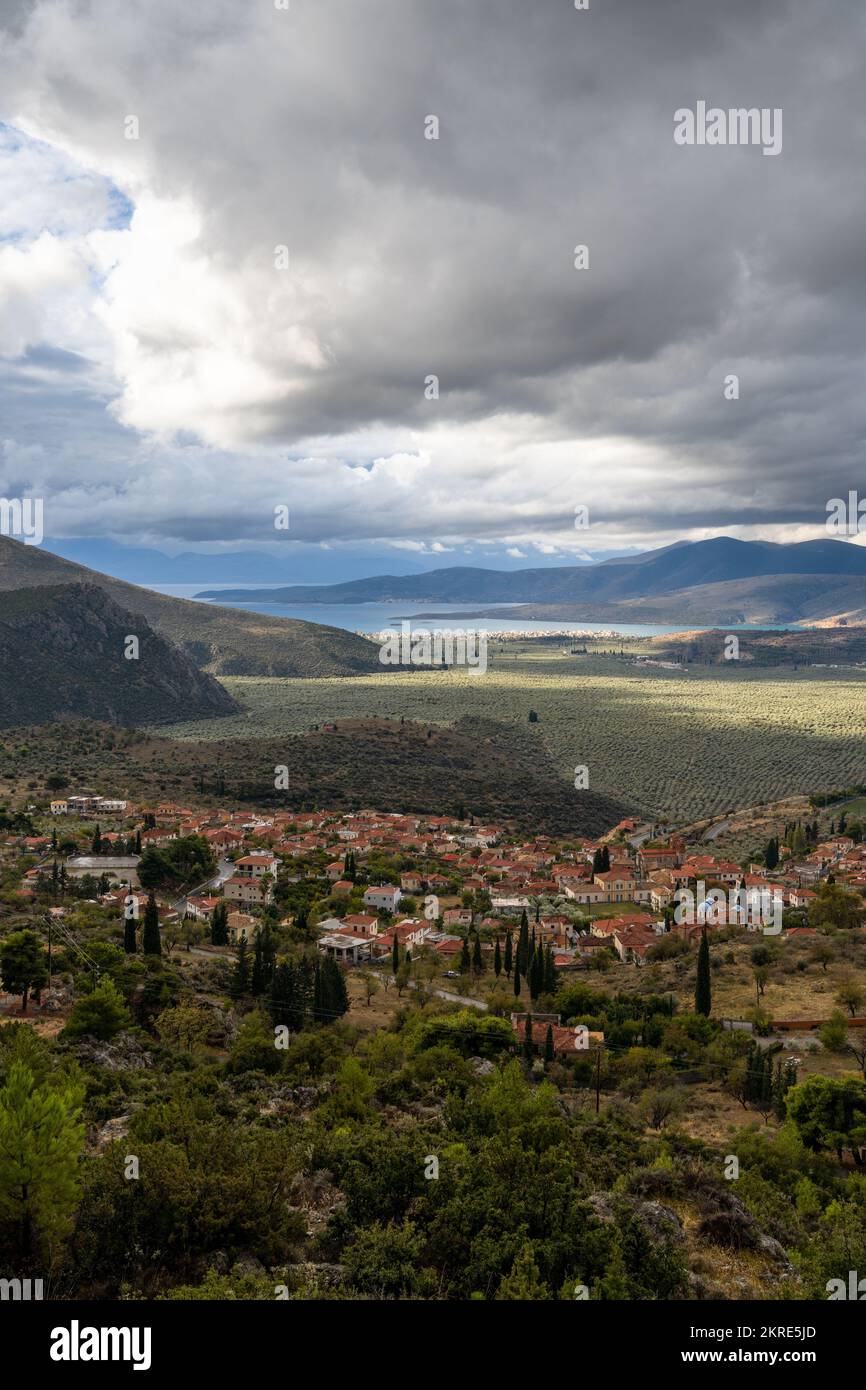 Ein vertikaler Blick auf das Dorf Chrisso und den Crissaean Gulf in Zentralgriechenland Stockfoto