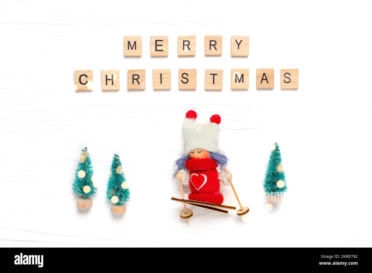 Flach liegend Komposition Mädchen Skifahren. Stockfoto