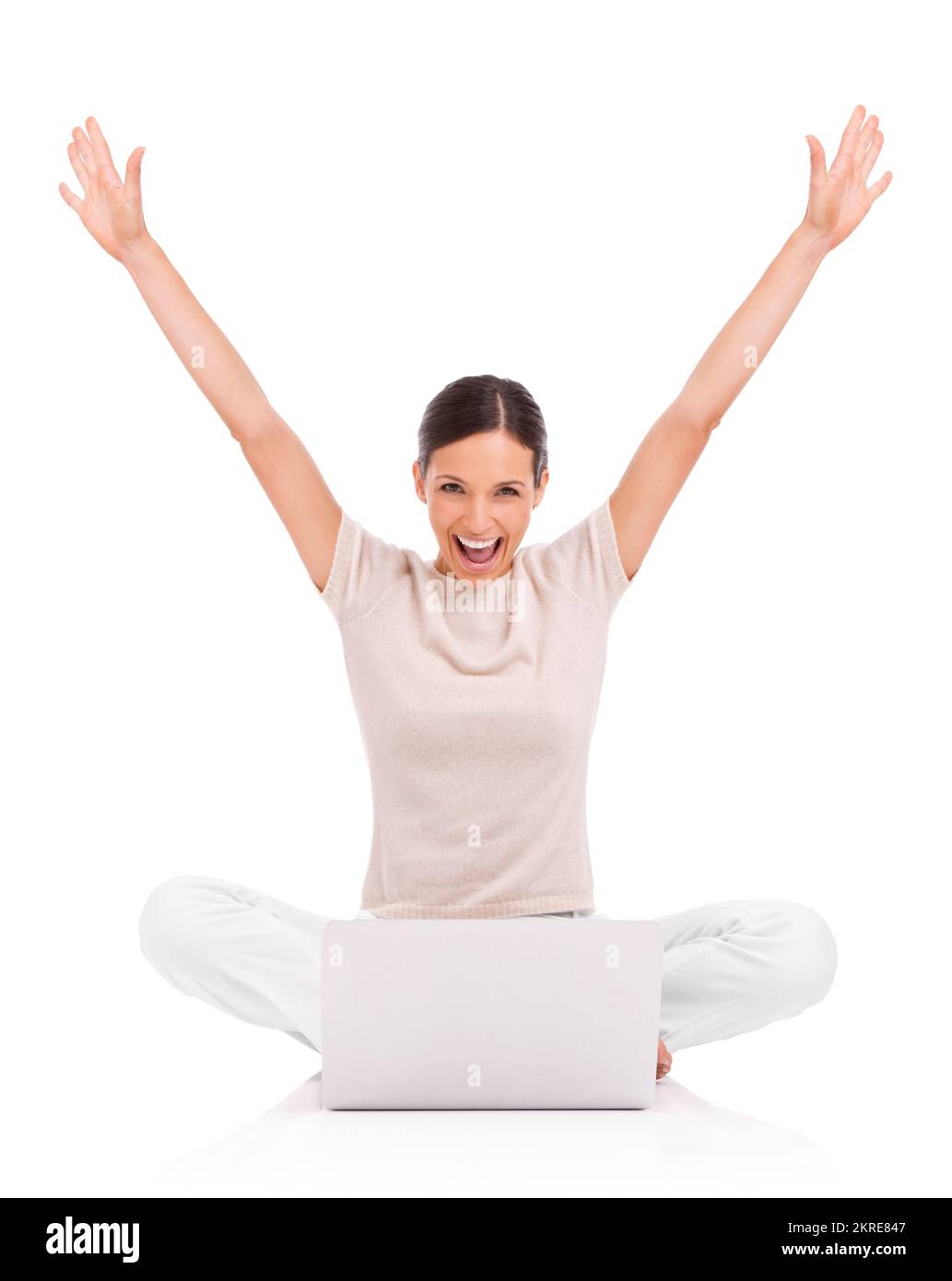 Mein Blog ist Nr. 1. Eine junge Frau, die mit ihrem Laptop sitzt und ihre Arme zum Feiern hebt. Stockfoto