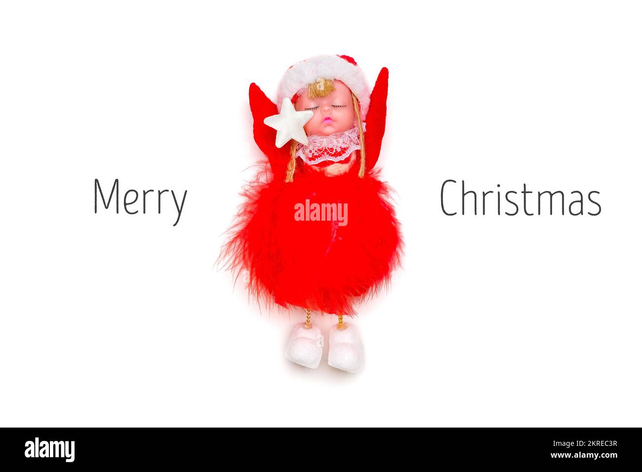 Flach liegender Komposition Angel mit Flügeln in roter Kleidung und Hut isoliert auf weißem Hintergrund Top View Weihnachten Karte Creative Merry Christmas Konzept Stockfoto