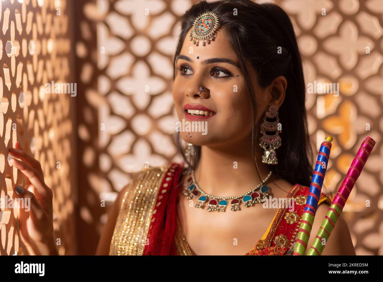 Nahaufnahme eines Gujarati-Mädchens mit traditionellem Outfit Stockfoto