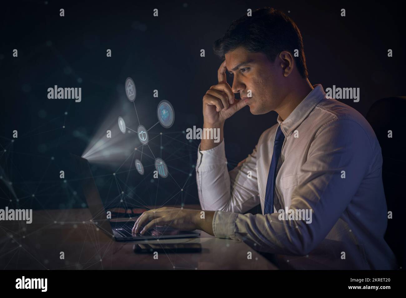Junger Mann mit Gesichtserkennungstechnologie am Laptop Stockfoto