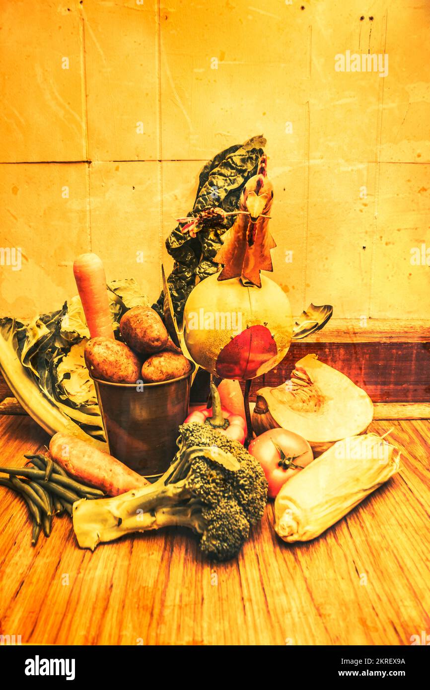 Verwittertes Landgemüse-Stillleben auf einer Bio-Küchenszene mit Frisches Retro-Essen Stockfoto