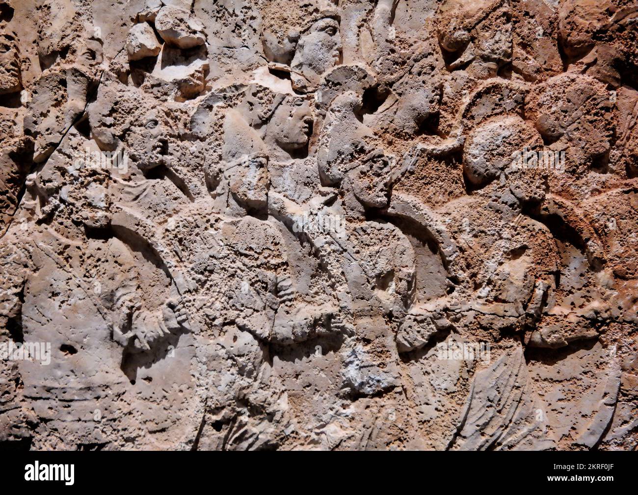 Antalya, Türkei - April 2019: Relief mit einem Körper lykischer Soldaten im Dienste des persischen Königs Artaxerxes, aus dem Grab der Königsartaxerx Stockfoto