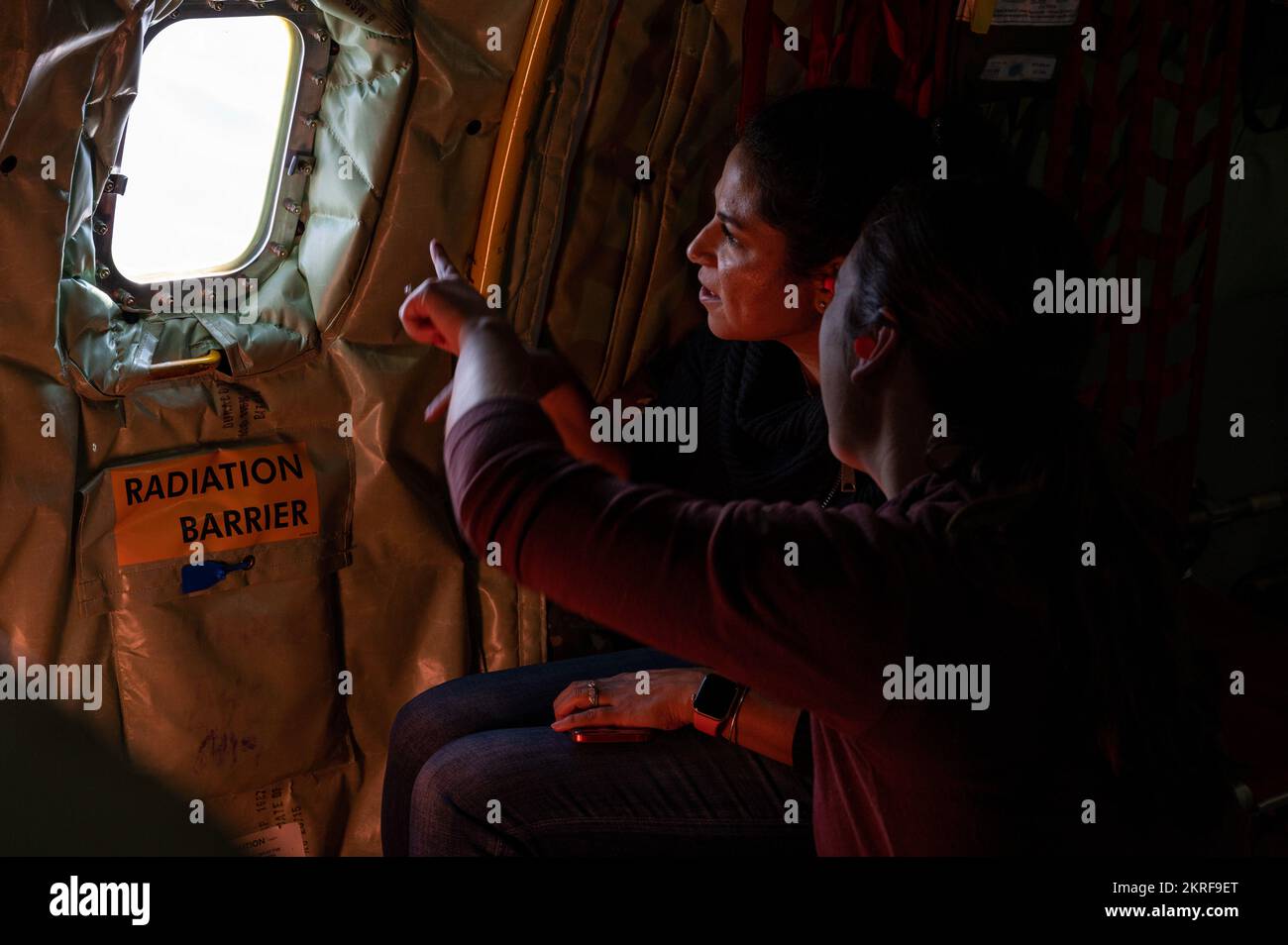 Desi Brown, Ehefrau eines 311.. Kampfgeschwaderten, Left, und Katie Depaola, Ehefrau eines 311.. Kampfgeschwaderten, schauen Sie aus dem Fenster eines KC-135 Stratotankers vom 121. Air Tanken Flügel am Rickenbacker Air National Guard Base, Columbus, Ohio, 15. November 2022. Mit Incentive-Flügen wie dieser werden Ehepartnern gezeigt, was ihre Partner tun, und sie erhalten Einblick, wie sie die Mission des 49.. Flügels unterstützen. Stockfoto