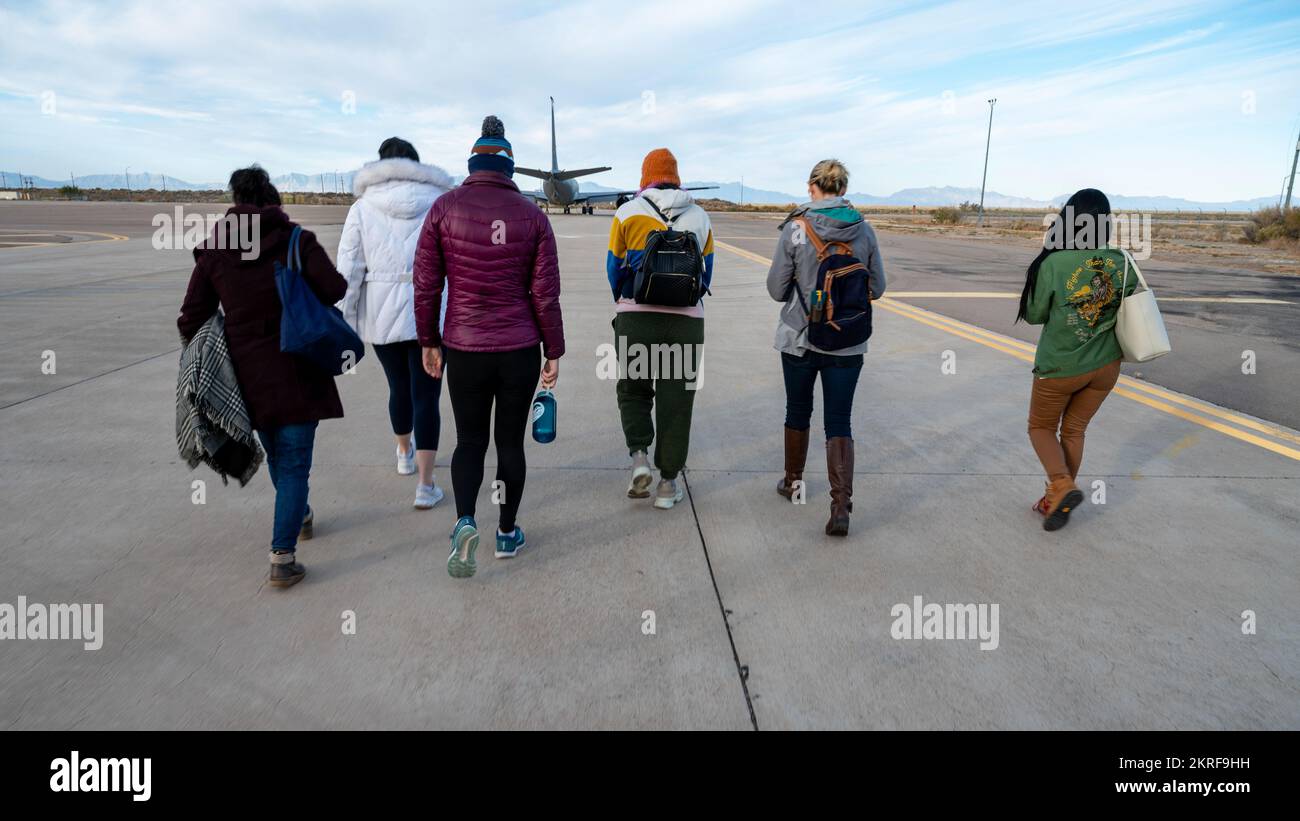 Ehegatten aus dem 49.. Flügel bereiten sich darauf vor, an Bord eines KC-135 Stratotanker vom 121. Air Tanken Flügel am Rickenbacker Air National Guard Base, Columbus, Ohio, am 15. November 2022 zu gehen. Mit Incentive-Flügen wie dieser werden Ehepartnern gezeigt, was ihre Partner tun, und sie erhalten Einblick, wie sie die Mission des 49.. Flügels unterstützen. Stockfoto