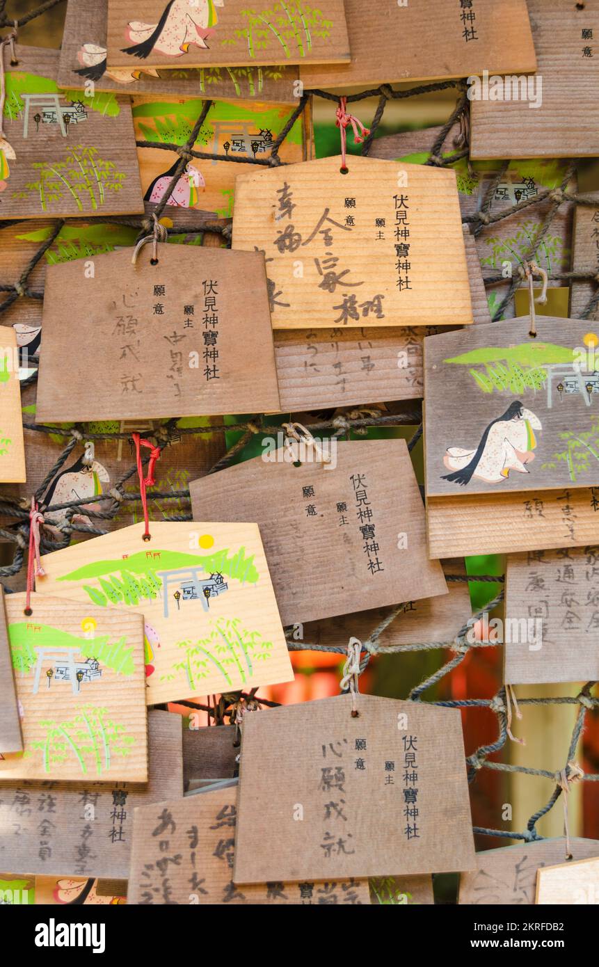 Japanische Ema, mit Hoffnungen und Gebeten, in einem Shinto-Tempel in Japan Stockfoto