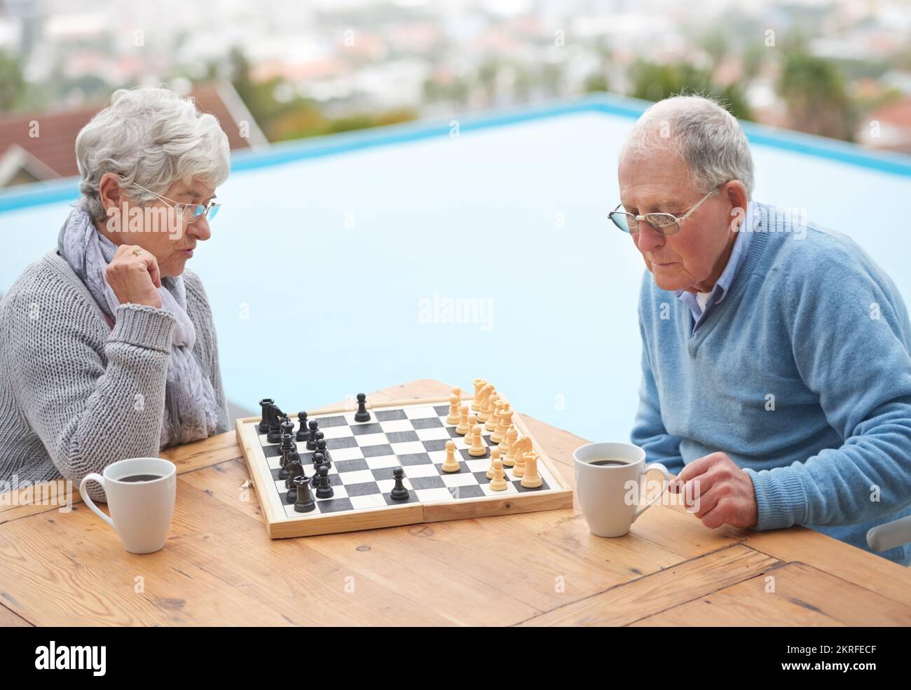 Wir lernen wenig aus dem Sieg, viel aus der Niederlage. Ein älteres Paar, das Schach spielt. Stockfoto