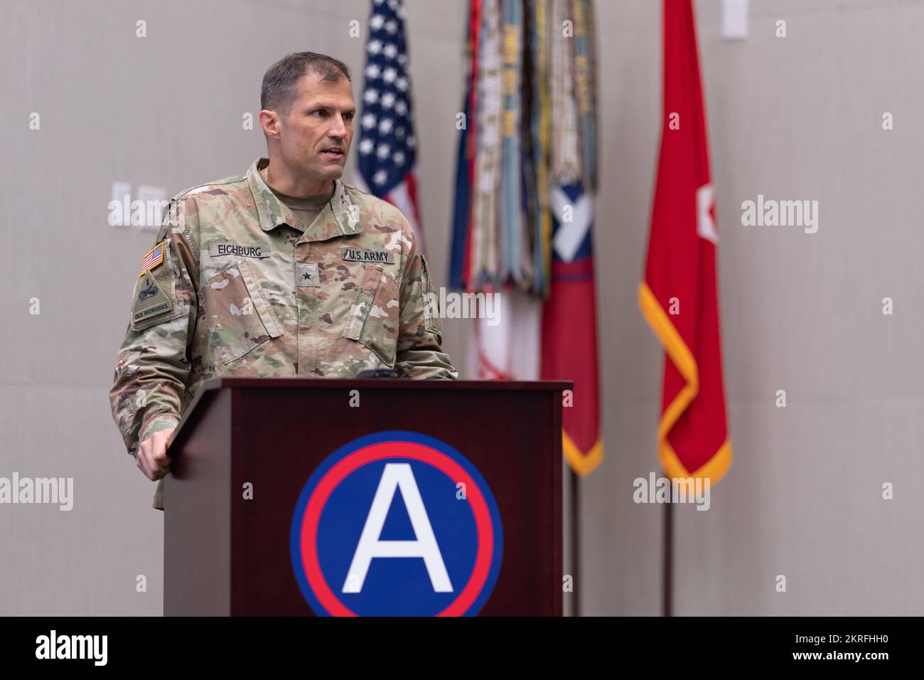 USA Armeezentrale, Stabschef, Brig. Gen. Matthew Eichburg hält während der 2022. Begegnung mit dem National American Indian Heritage Month in Patton Hall auf dem Luftwaffenstützpunkt Shaw, S.C., am 16. November 2022 eine abschließende Bemerkung. Defense Equal Opportunity Management Institute (DEOMI) erstellt und beobachtet die unterstützten jährlichen kulturellen Beobachtungen und Sensibilisierungsveranstaltungen des Verteidigungsministeriums. Das Thema dieses Jahres ist „Respekt, Kultur und Bildung feiern“. Stockfoto