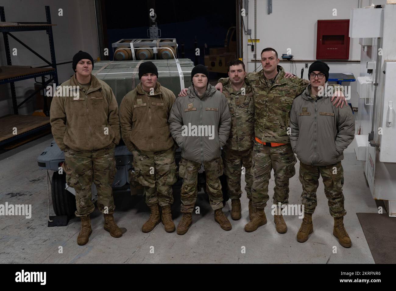 USA Air Force Airmen wurden der 3.. Munitionsstaffel zugeteilt, um ein Gruppenfoto während der Übung Arktische Krieger auf der Joint Base Elmendorf-Richardson, Alaska, am 16. November 2022 zu machen. Während der Arktis-Krieger-Übung entwickelten die 3. MUNS wirksame Praktiken, um eine Methode für den Bau und Transport von Munition zur Unterstützung der Agile Combat Employment zu entwickeln. Stockfoto