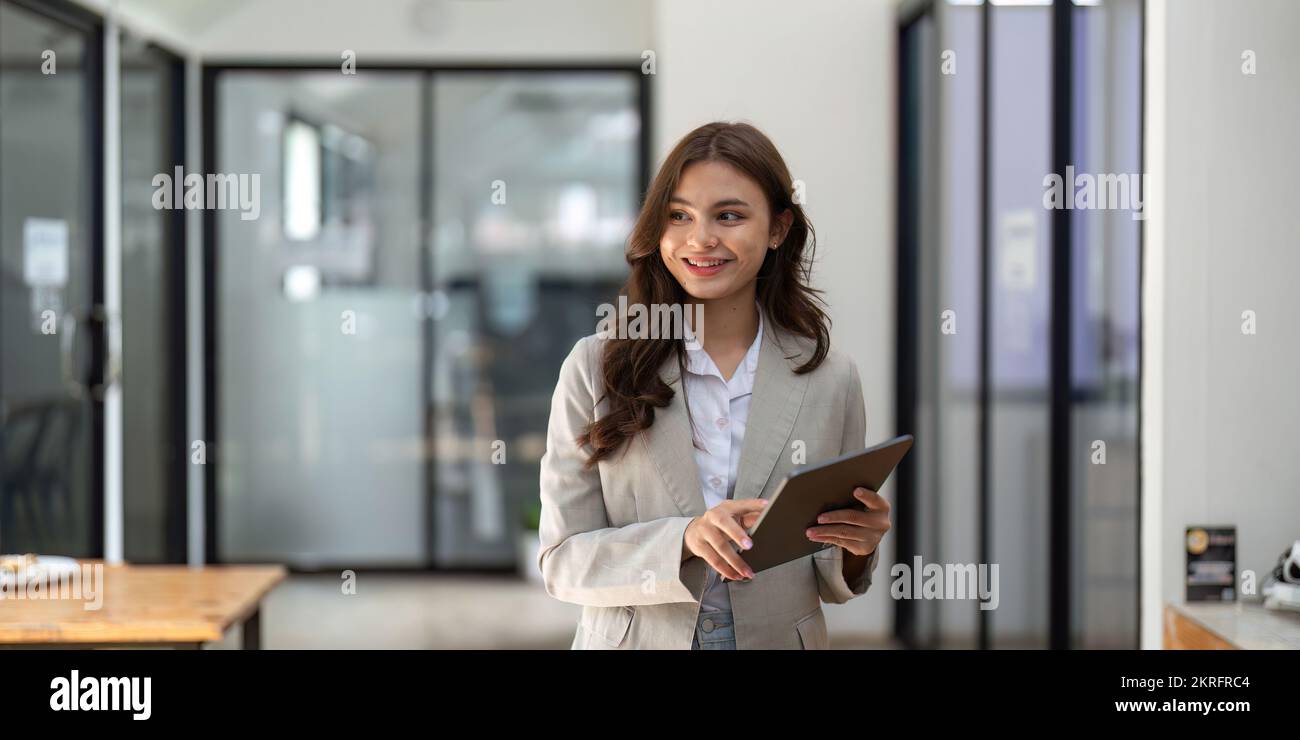 Porträt schöne Geschäftsfrau, die einen Tablet-Computer im Büro hält Stockfoto