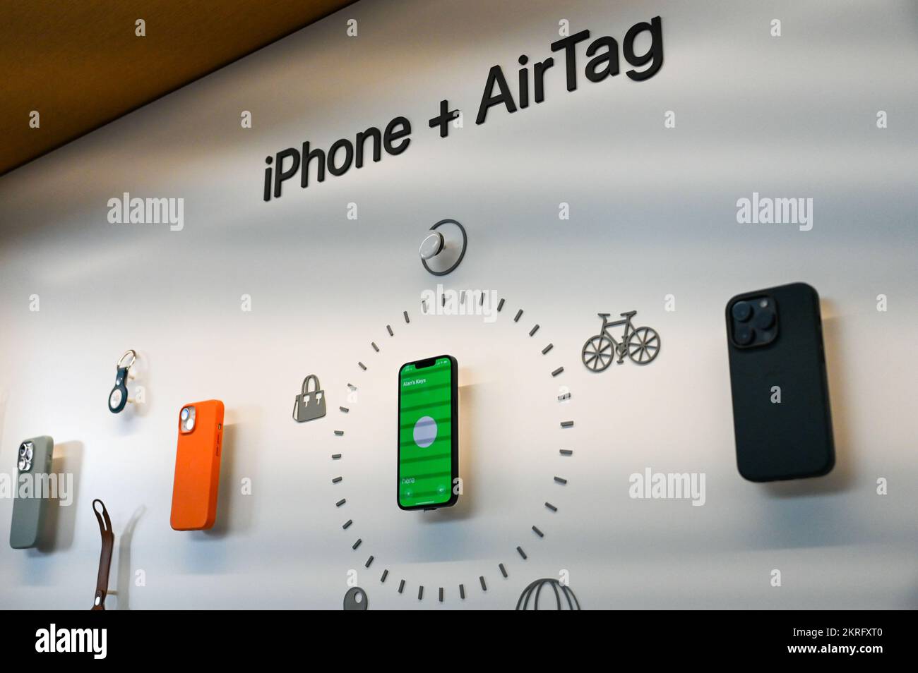 Allgemeiner Überblick über eine Apple AirTag-Ausstellung im The Grove am Donnerstag, den 3. November 2022, in Los Angeles. (Dylan Stewart/Bild von Sport) Stockfoto