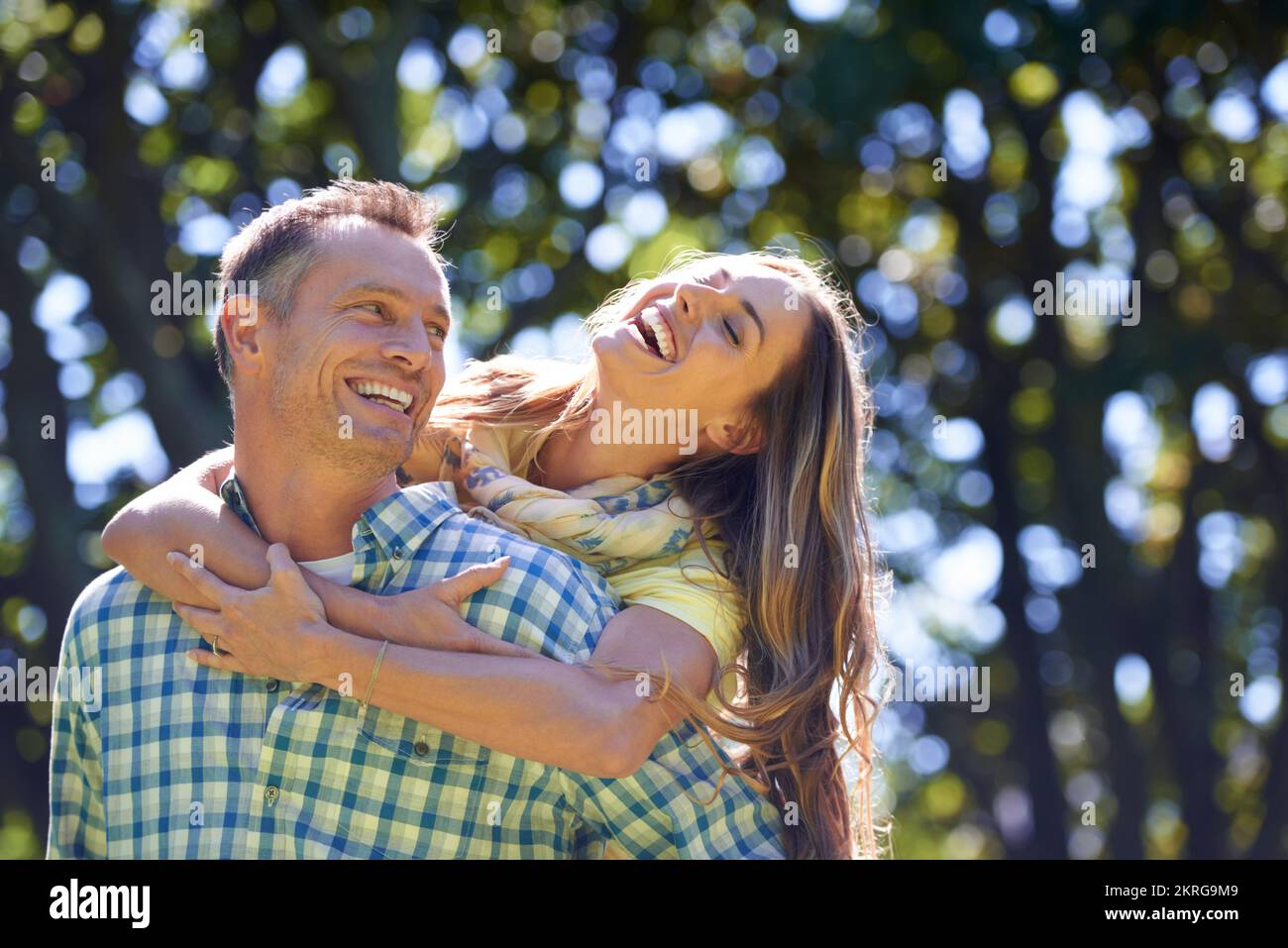 Ihre Liebe ist klar zu erkennen. Ein liebevolles Paar, das sich in der Sommersonne umarmt. Stockfoto
