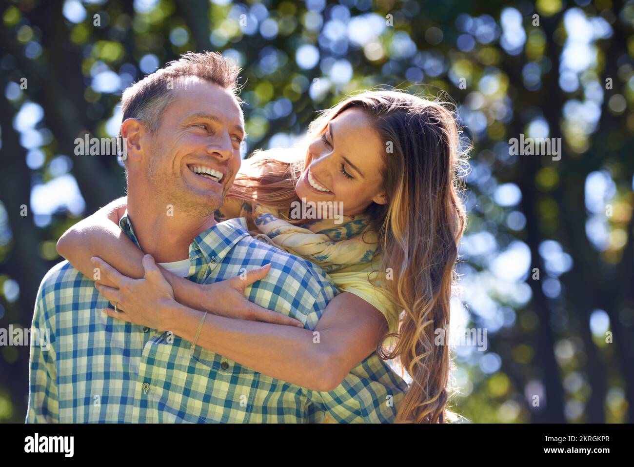 Ich liebe dich. Ein liebevolles Paar, das sich in der Sommersonne umarmt. Stockfoto
