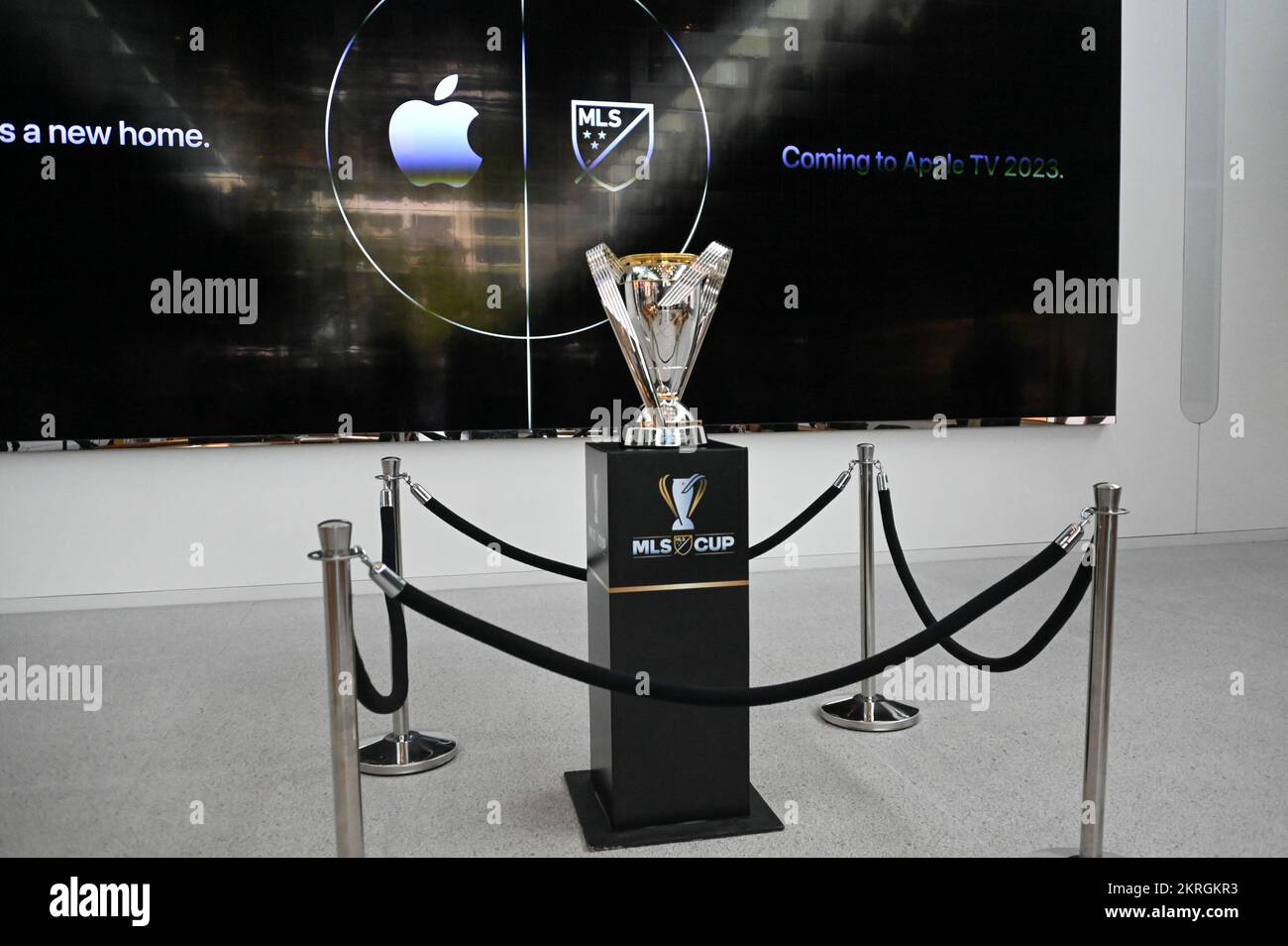 Die Philip F. Anschutz Trophäe, die an den MLS Cup Champion verliehen wurde, befindet sich am Donnerstag, den 3. November 2022 in Los Angeles in einem Apple-Einzelhandelsgeschäft im The Grove. Th Stockfoto