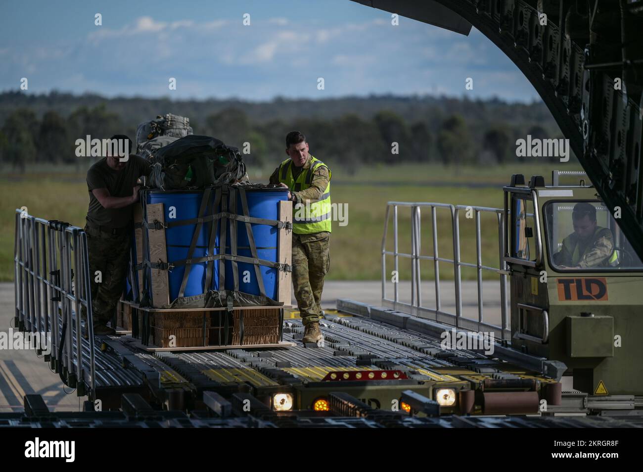 USA Air Force Staff Sergeant Justin Pavlicek, 535. Airlift Staffelführer, lädt Fracht mit Soldaten, die der Royal Australian Army 176. Air Dispatch Staffel zugeteilt wurden, während der Übung Globale Geschicklichkeit auf der RAAF-Basis Amberley, Queensland, 16. November 2022. Übung Global Dexterity 2022 wird auf der RAAF-Basis Amberley durchgeführt und soll dazu beitragen, die bilateralen taktischen Luftbrücke und Luftabwurfmöglichkeiten der United States Air Force (USAF) und der Royal Australian Air Force (RAAF) zu entwickeln. Sowohl die Vereinigten Staaten als auch Australien verlassen sich auf die C-17A, um strategische und taktische Lufttransporte über t bereitzustellen Stockfoto