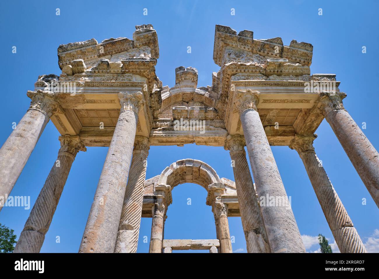 Aydin, Türkei - 12. August 2021: Tetrapylon des monumentalen Tors bei Aphrodisias, einer bemerkenswert erhaltenen Stadt aus der Römerzeit in der antiken Caria Stockfoto