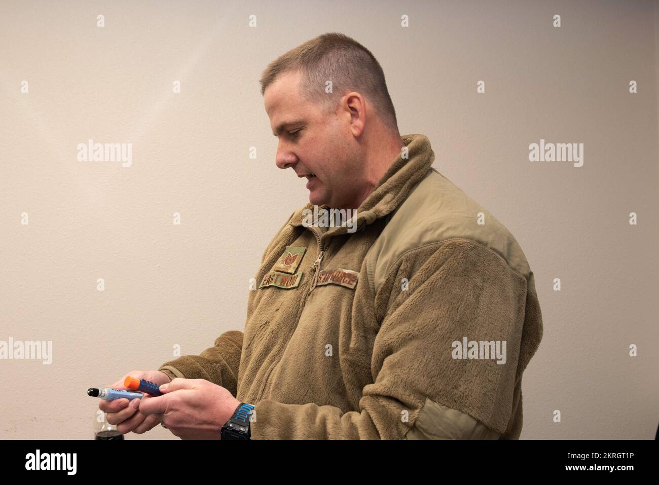 USA Air Force Tech. Sgt. Matthew Eastwood, mit dem 673d. Chirurgie-Geschwader-Inspektionsteam, stellt Trainingshilfen während der Übung Polar Force 23-2 auf der Joint Base Elmendorf-Richardson, Alaska, am 16. November 2022 vor. Aufgrund von Lieferkettenproblemen arbeitete die 673d Medical Group mit dem Arctic Spark Innovation Lab zusammen, um eine 3-D-gedruckte, simulierte Nervenmittel-Antidot-Autoinjektor-Trainingshilfe zur Unterstützung der allgemeinen medizinischen Bereitschaftsschulung für Servicemitarbeiter zu entwickeln. Stockfoto