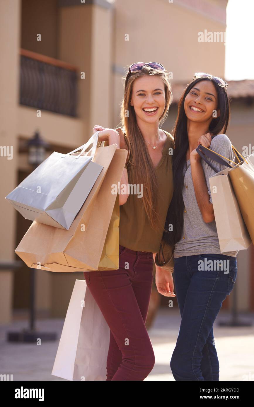 Shop-Shop. Zwei attraktive junge Frau mit ihren Einkaufstaschen nach einem Einkaufstag. Stockfoto