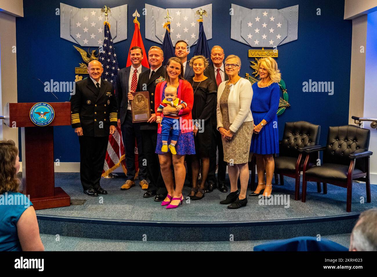 WASHINGTON (17. November 2022) - Chief of Naval Operations ADM. Mike Gilday präsentiert: John W. Keefe, befehlshabender Offizier, Mobile Einheit fünf zur Entsorgung explosiver Stoffe (EODMU 5), mit dem Vice Admiral James Bond Stockdale Leadership Award 2022 während einer Zeremonie in der Hall of Heroes im Pentagon am 17. November 2022. Der Stockdale Leadership Award wird jährlich verliehen, um kommandierende Offiziere zu würdigen, einen von der Pacific Fleet und einen von der Atlantic Fleet, die sowohl beruflich als auch persönlich inspirierende Führungsqualitäten demonstrieren und gleichzeitig zur Verbesserung von beitragen Stockfoto